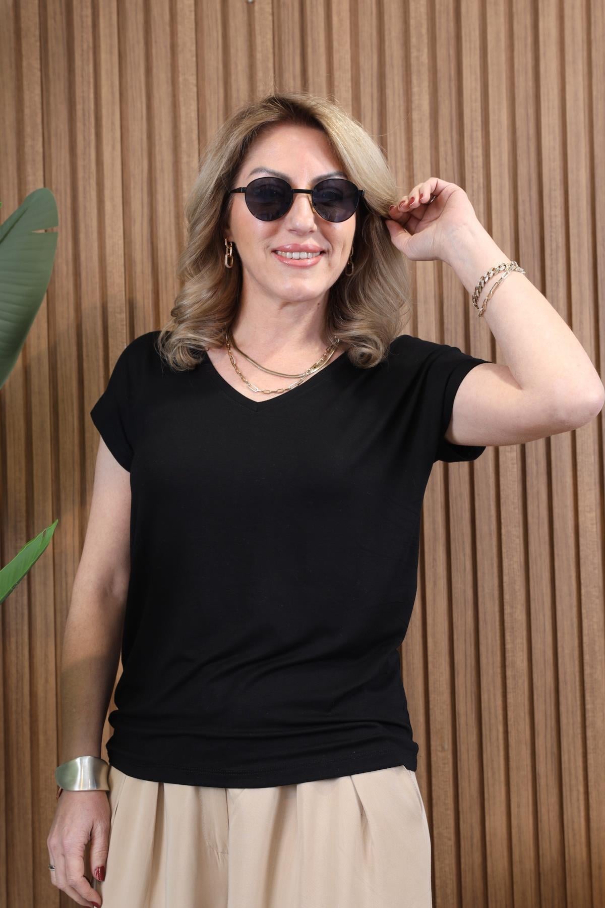 V Yaka Siyah Basic T-shirt
