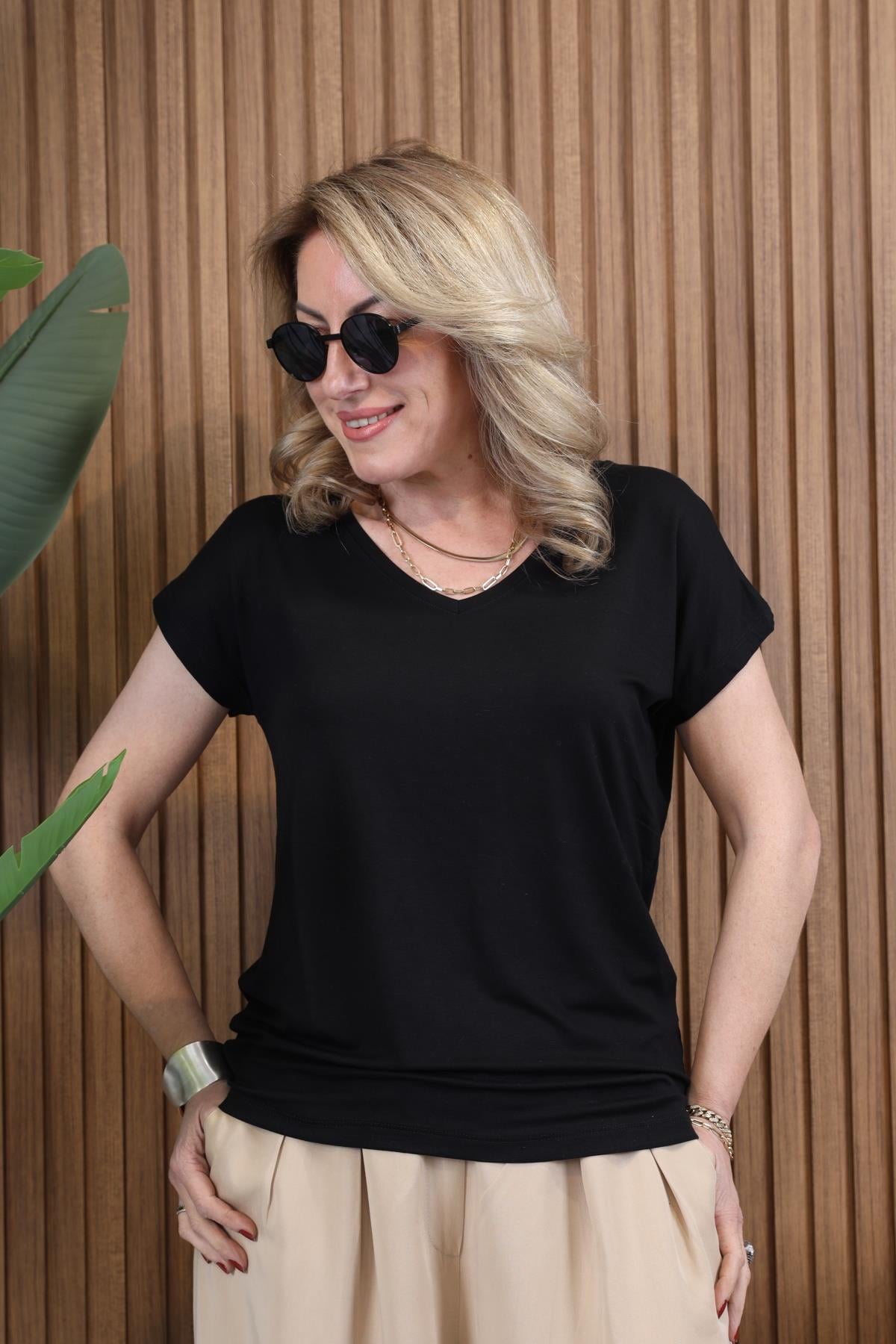V Yaka Siyah Basic T-shirt