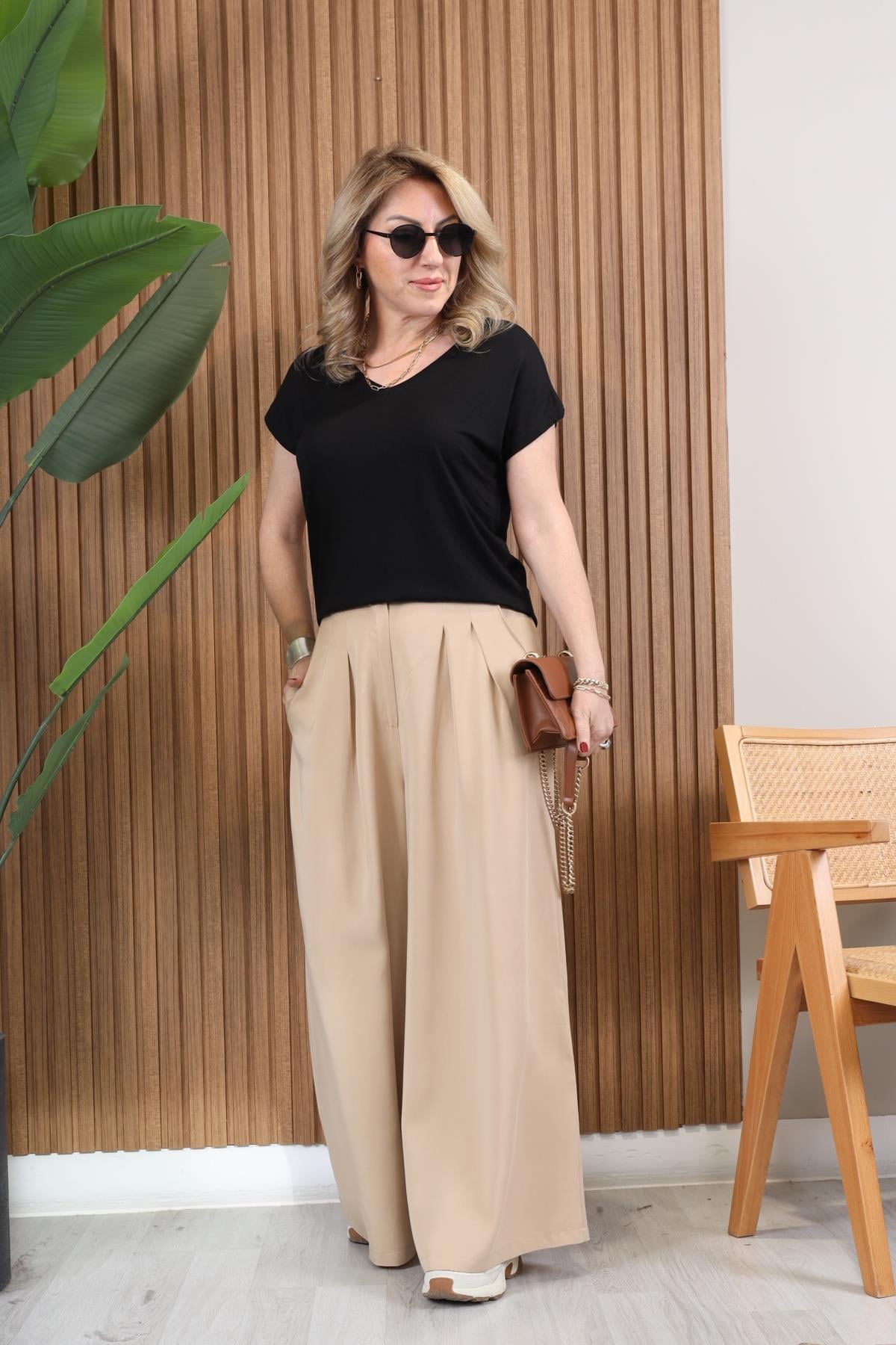 V Yaka Siyah Basic T-shirt