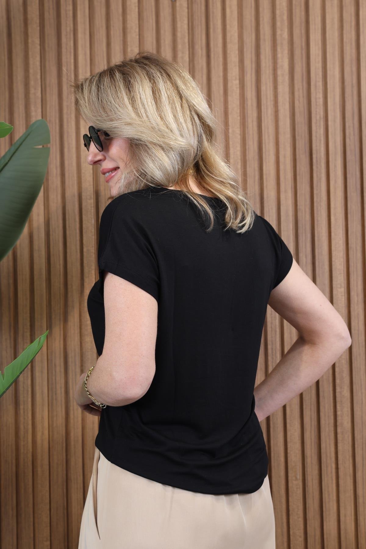 V Yaka Siyah Basic T-shirt