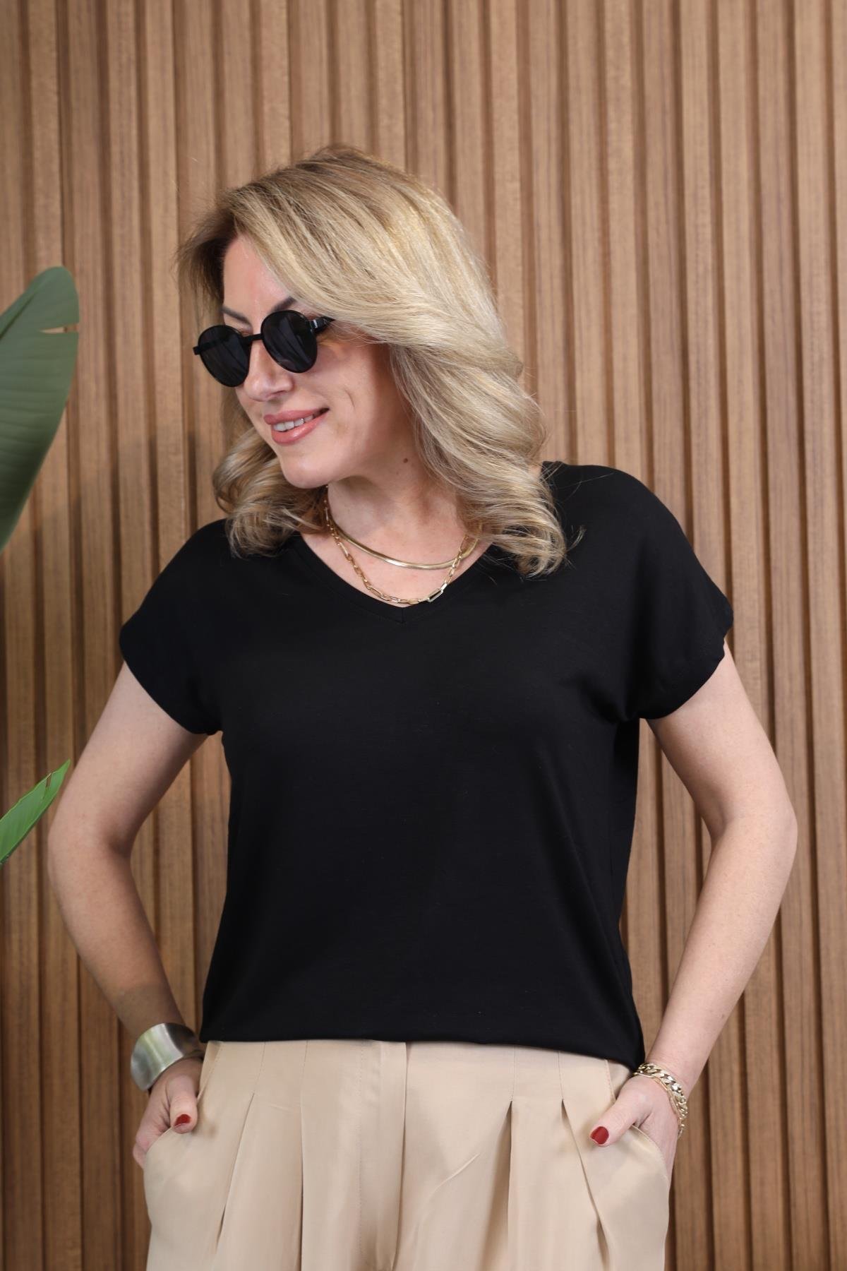 V Yaka Siyah Basic T-shirt