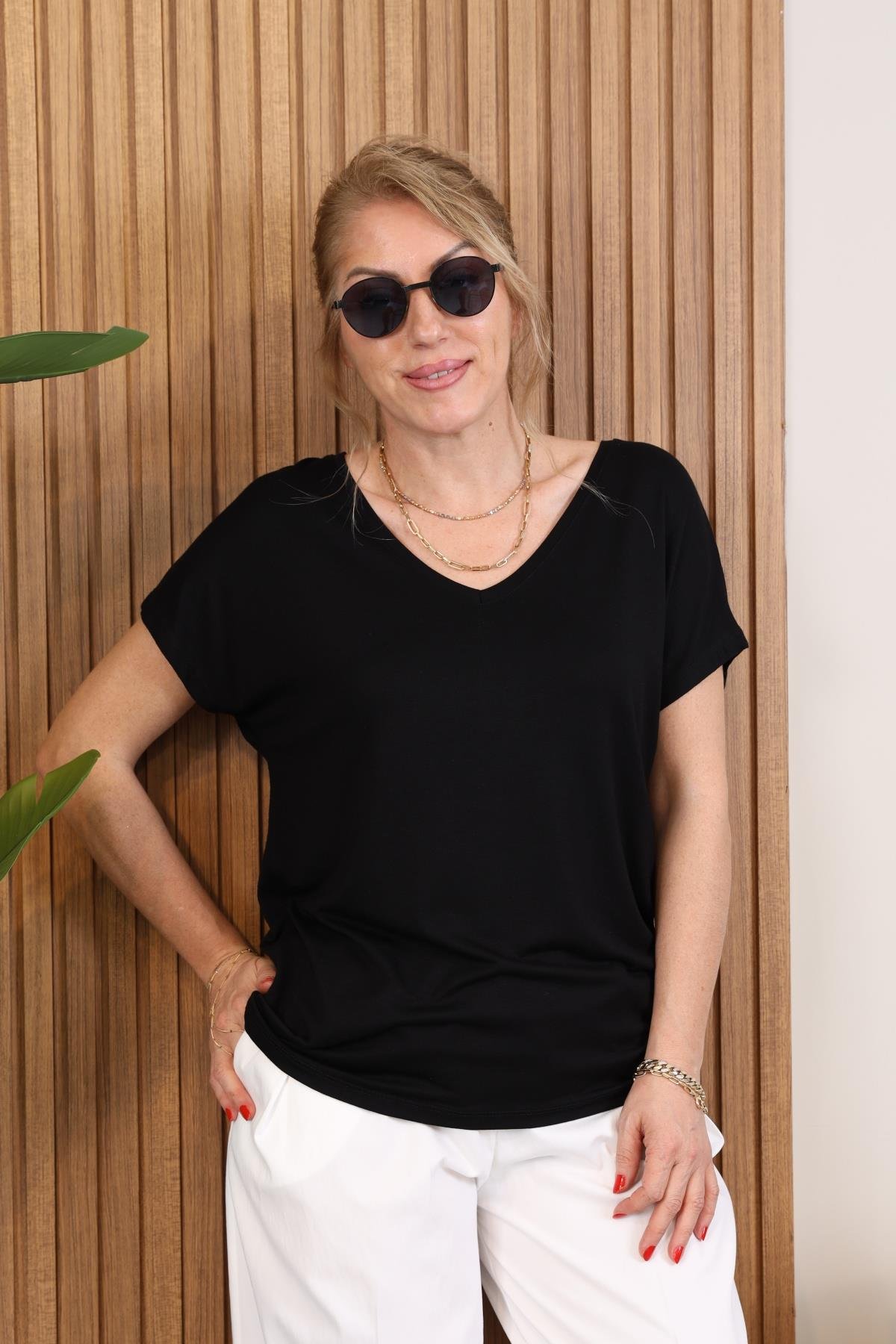 V Yaka Siyah T-Shirt