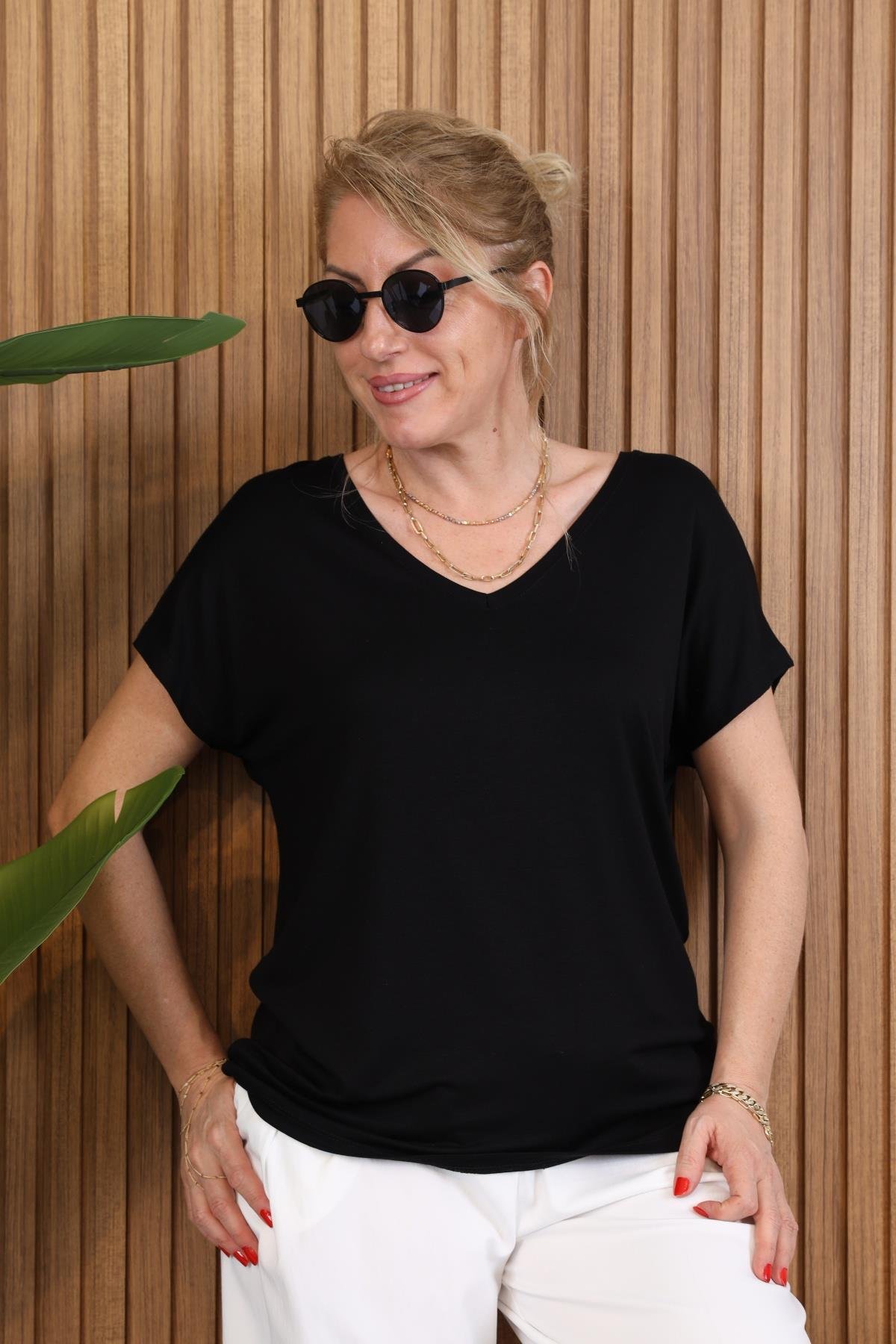 V Yaka Siyah T-Shirt