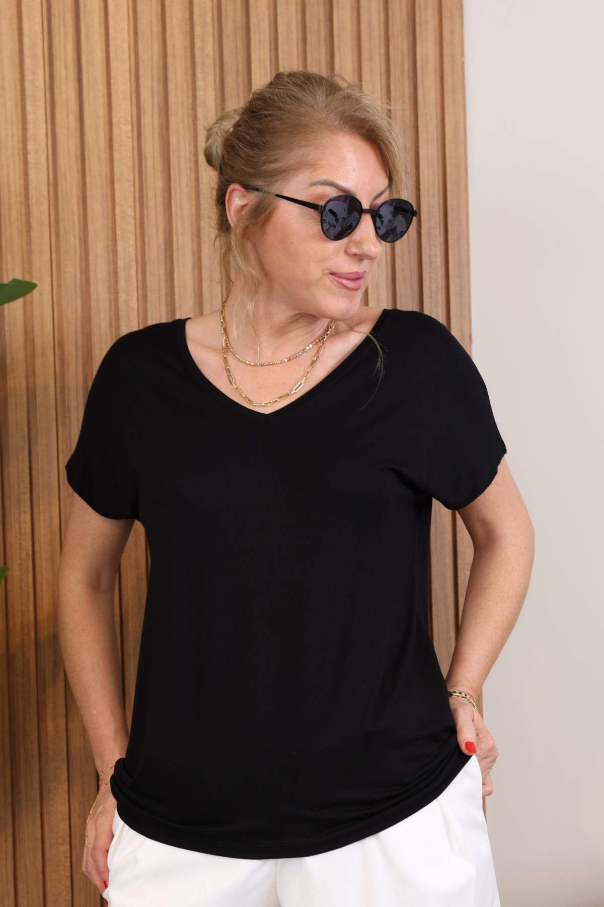 V Yaka Siyah T-Shirt