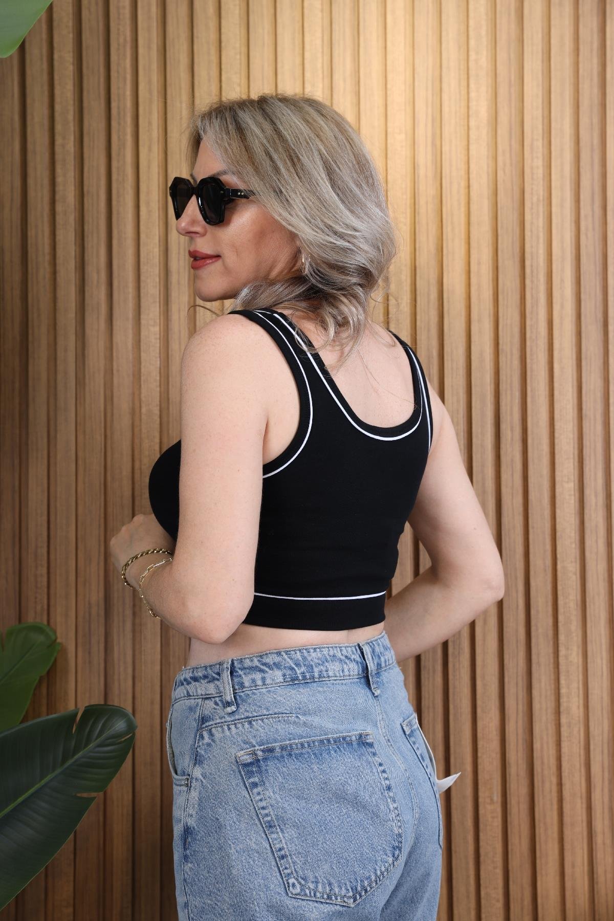 Yaka Detay Siyah Crop
