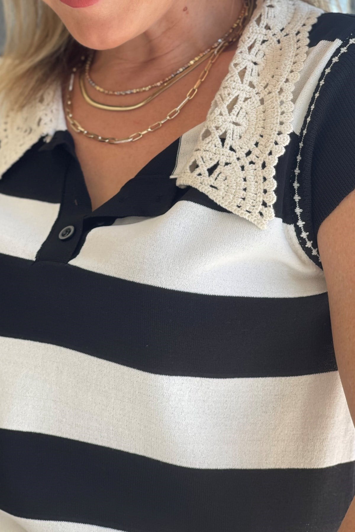 Yaka Güpür Çizgi Detay Siyah Bluz