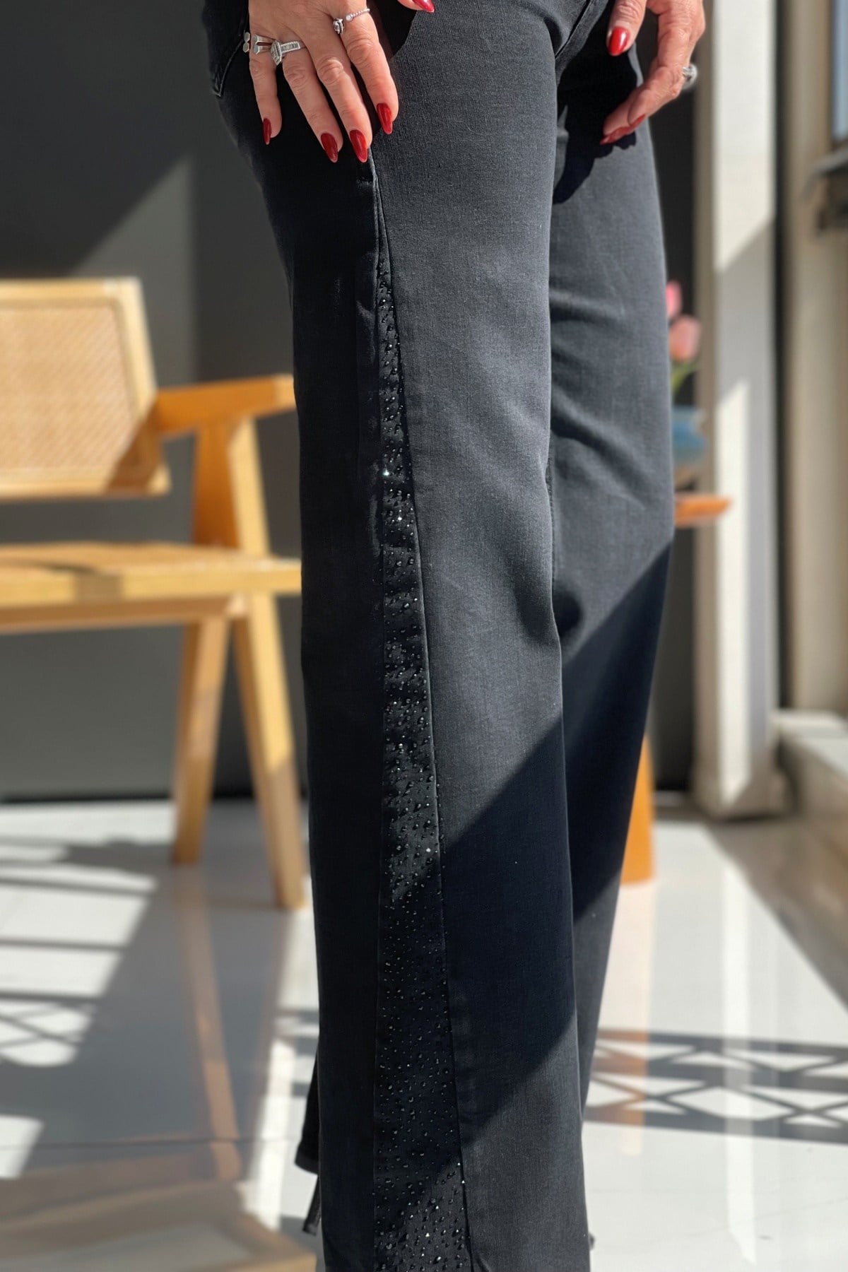 Yan Taş Detay Siyah Jean