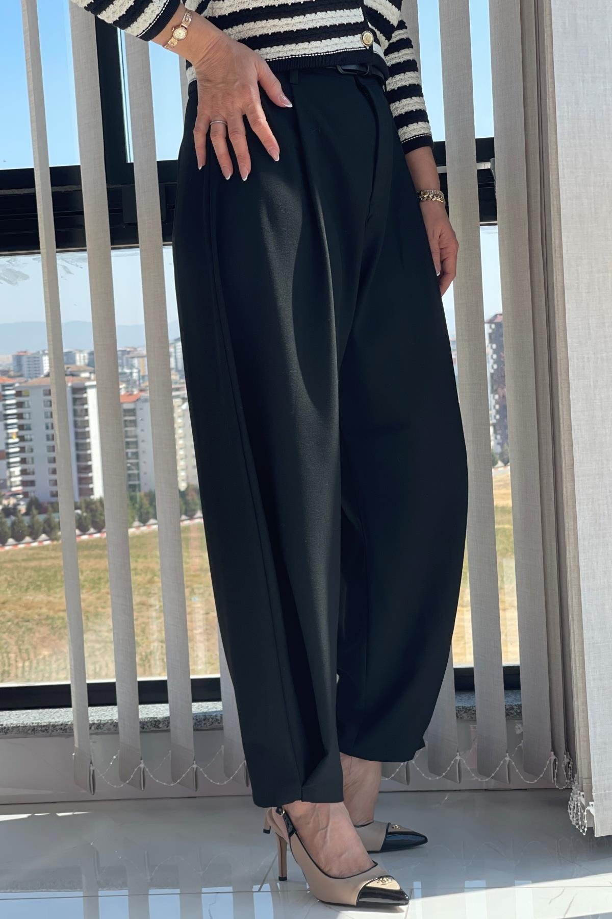 ZR Paça Detay Siyah Kumaş Pantolon