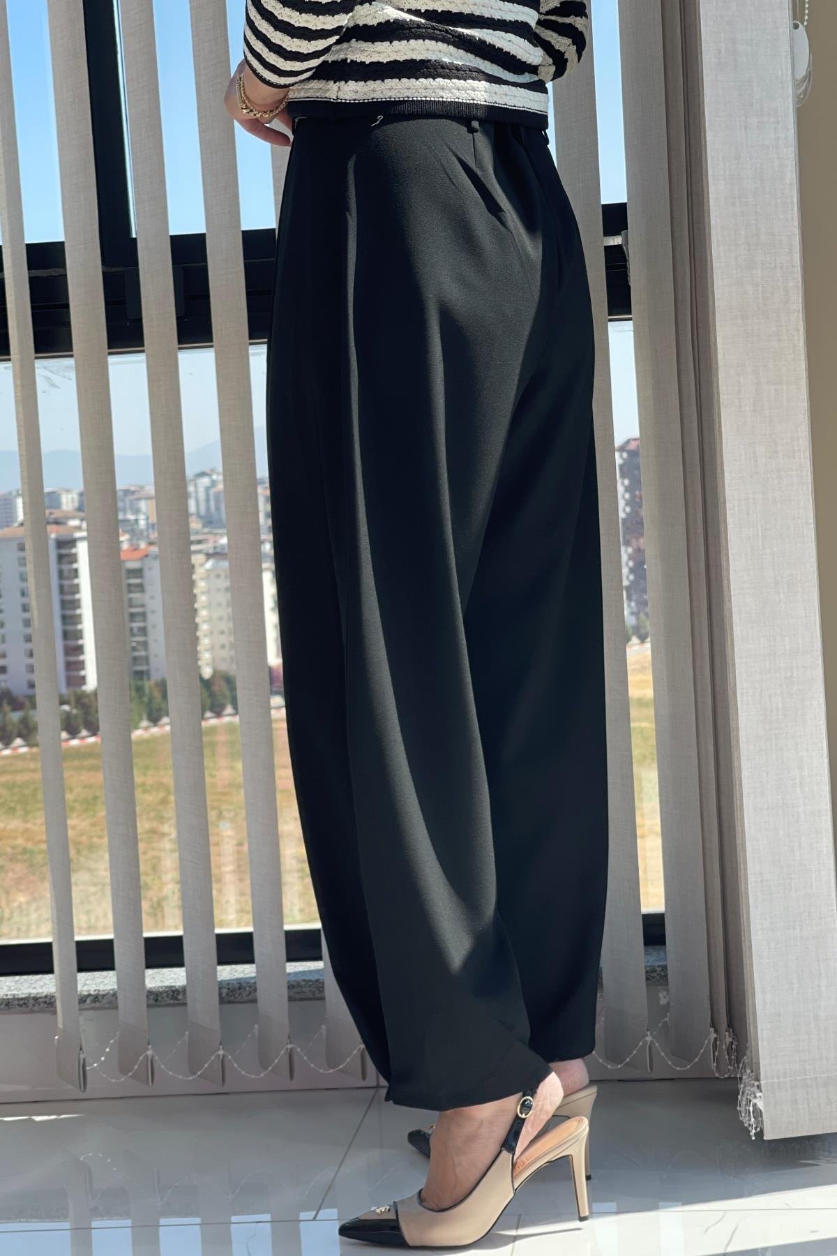 ZR Paça Detay Siyah Kumaş Pantolon
