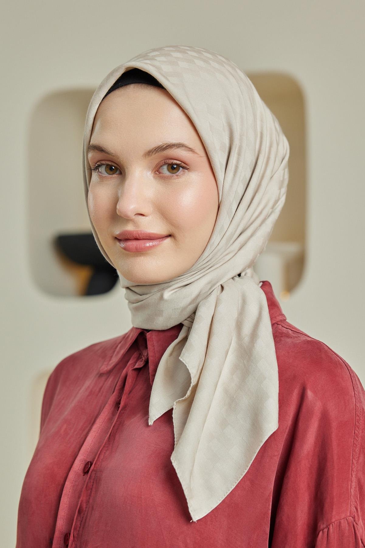Şalland Dama Desen Jakar Eşarp FildişiŞLLNDDAMADSNJAKARESARPŞalland