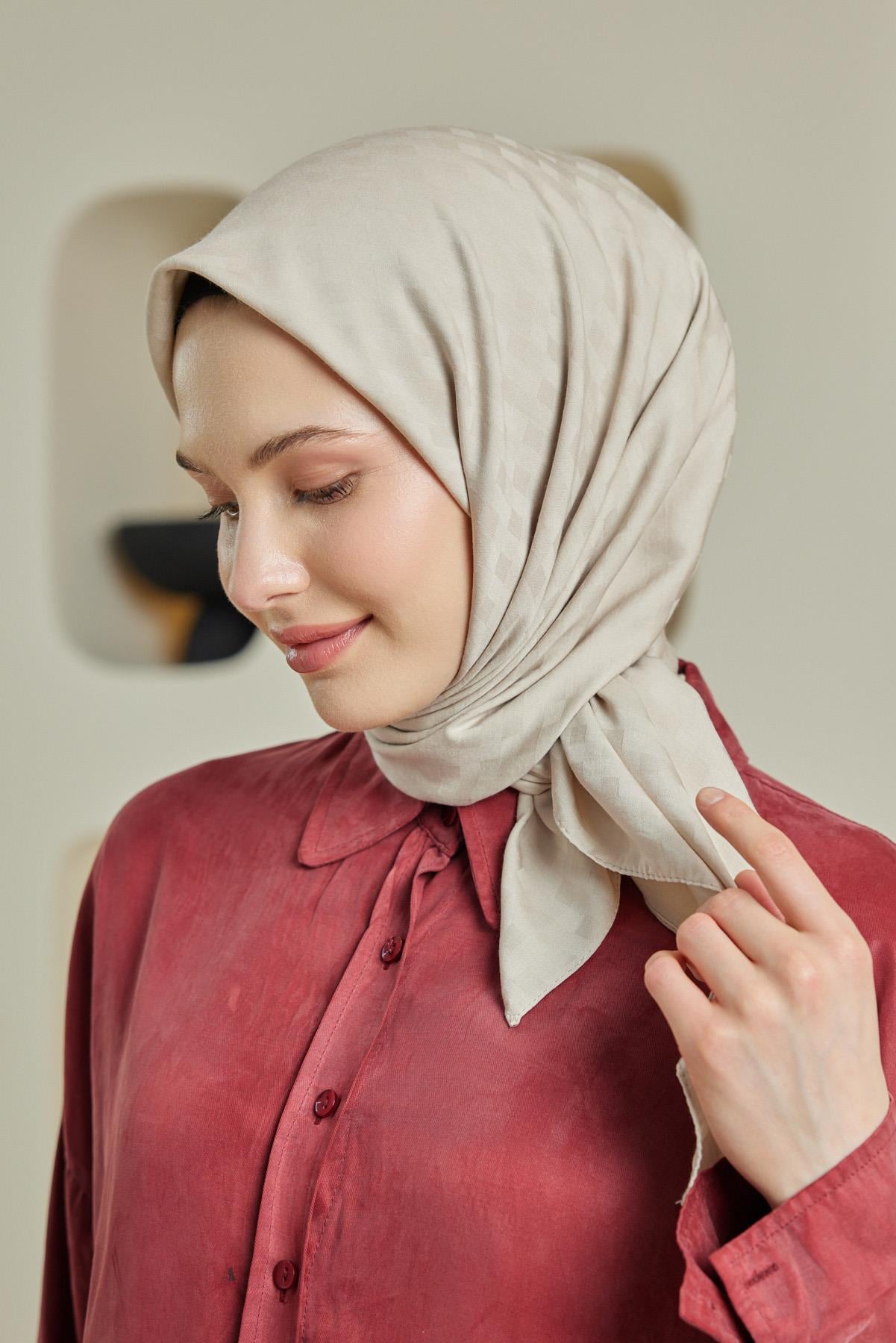 Şalland Dama Desen Jakar Eşarp FildişiŞLLNDDAMADSNJAKARESARPŞalland