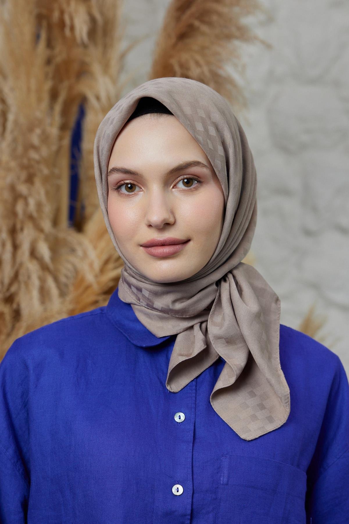 Şalland Dama Desen Jakar Eşarp VizonŞLLNDDAMADSNJAKARESARPŞalland