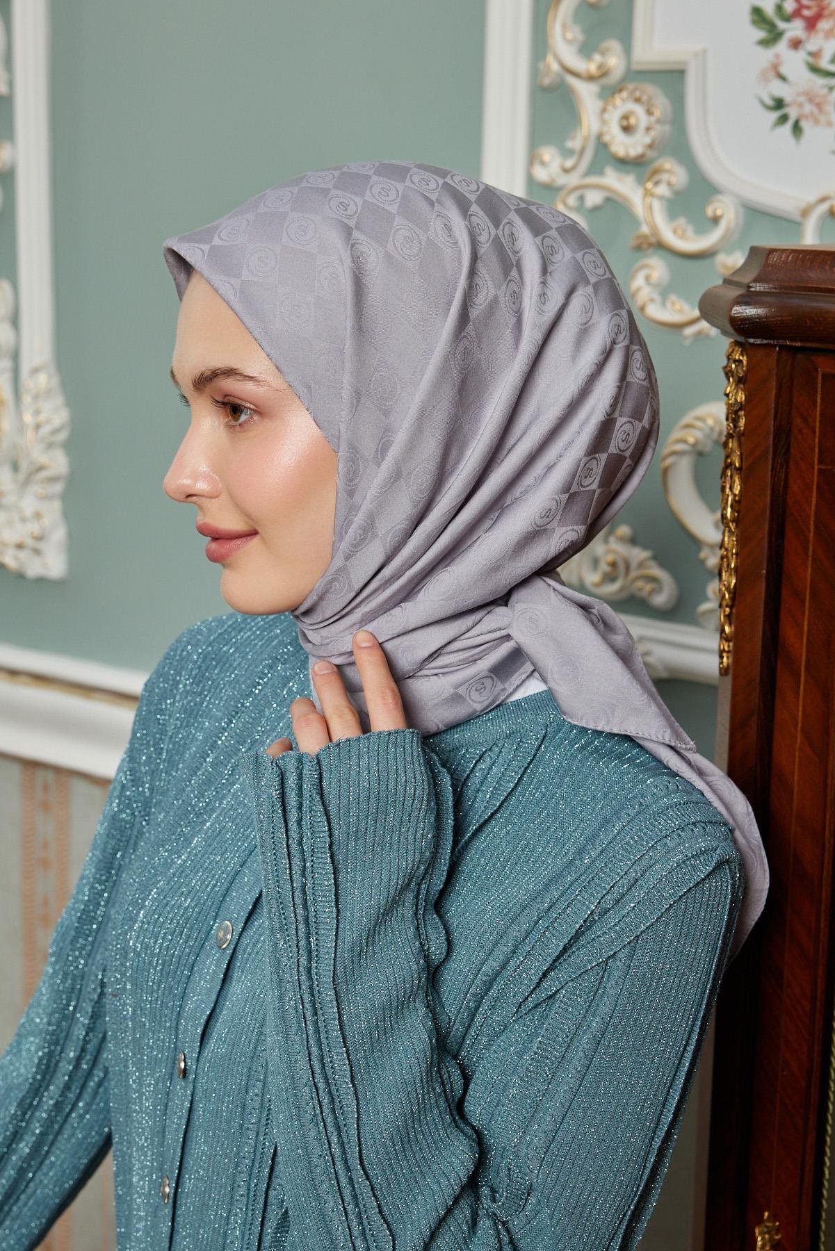 Şalland Monogram Desen Jakar Eşarp GriŞLLNDMNGRMDSNJAKARESARPŞalland