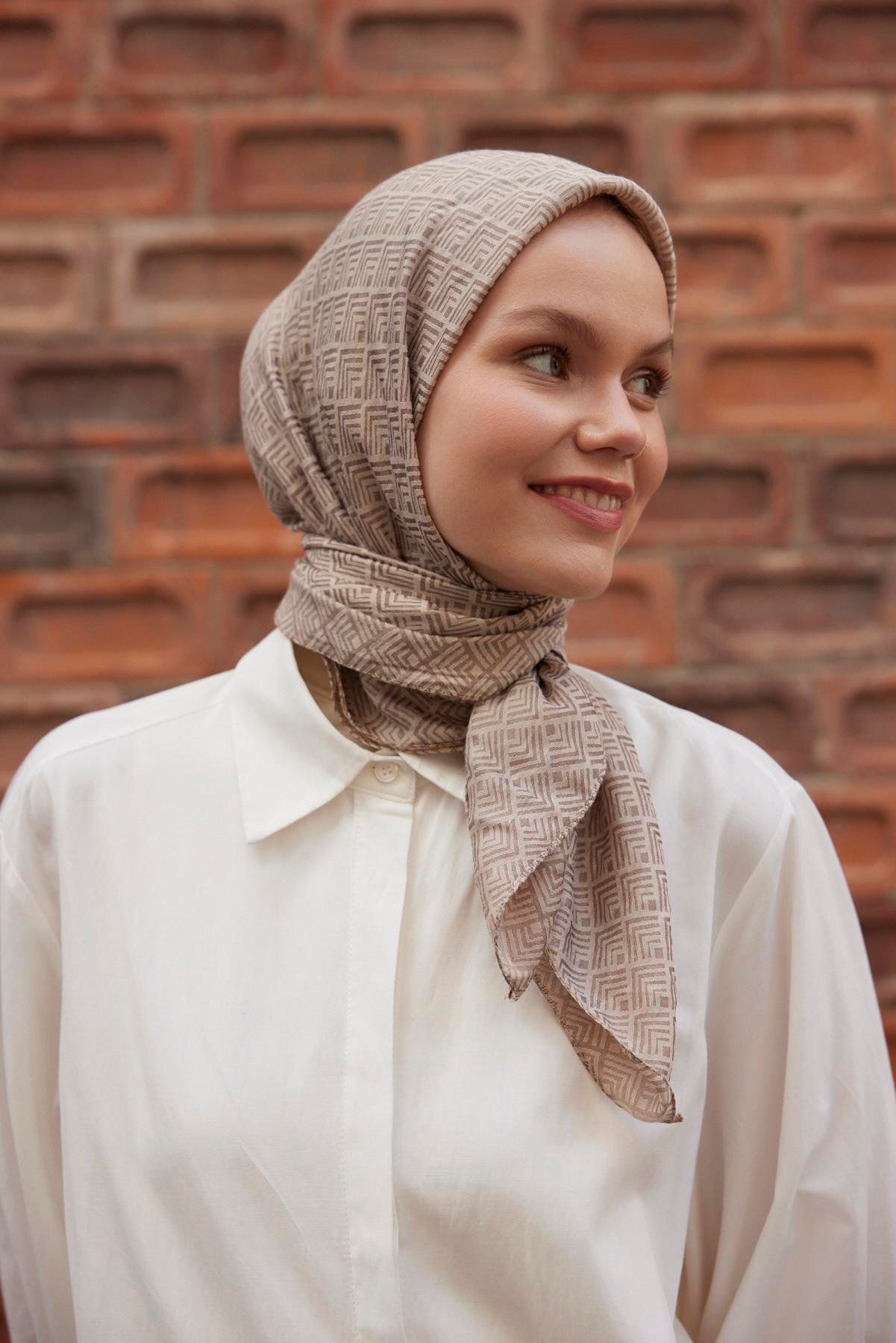 Şalland Viskon Jakar Frame Desen Eşarp VizonŞLLNDVISKONJAKARFRAMEESARPŞalland