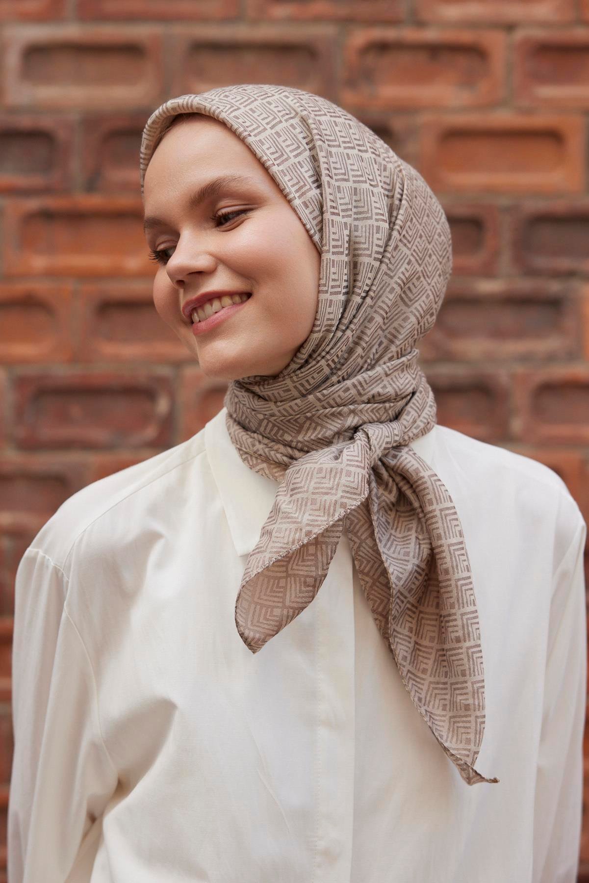 Şalland Viskon Jakar Frame Desen Eşarp VizonŞLLNDVISKONJAKARFRAMEESARPŞalland