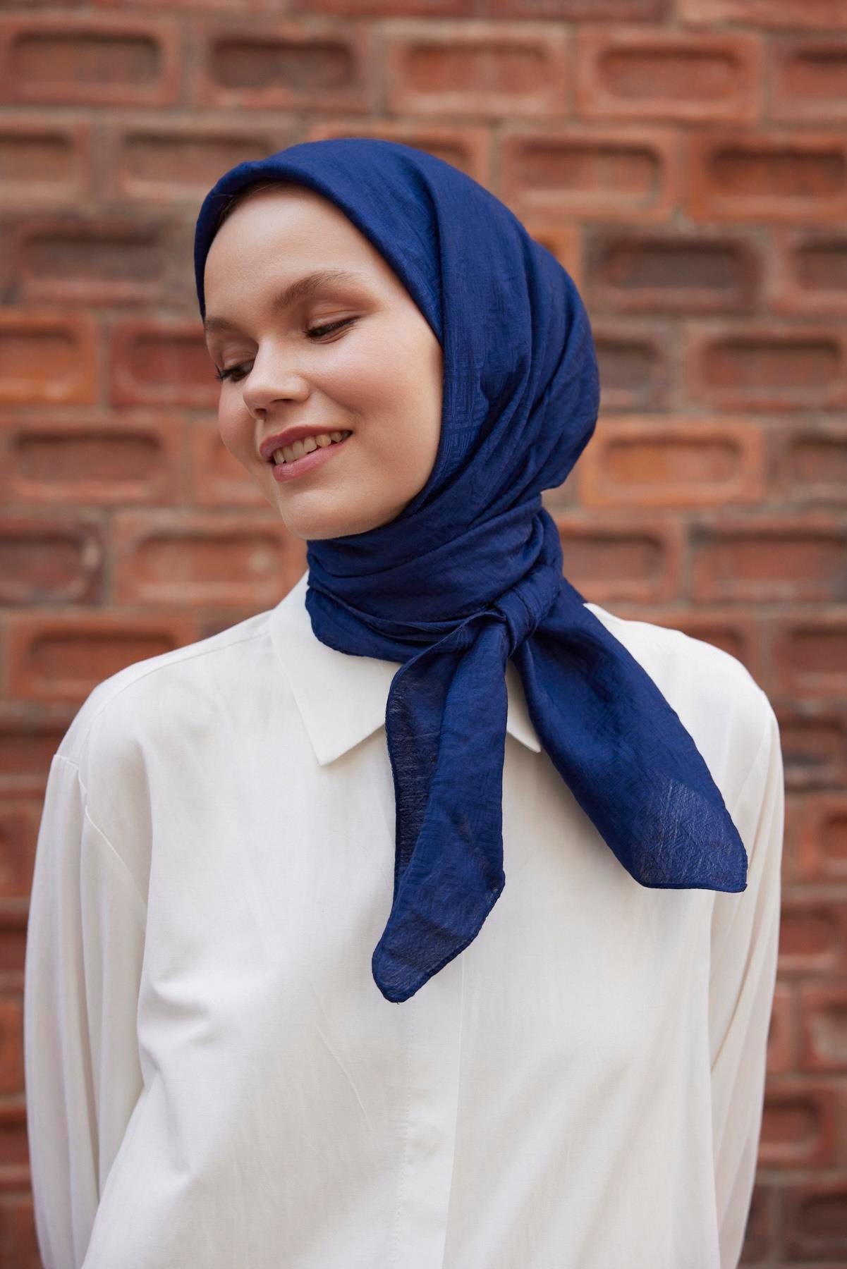 Şalland Viskon Jakar Frame Desen Eşarp LacivertŞLLNDVISKONJAKARFRAMEESARPŞalland