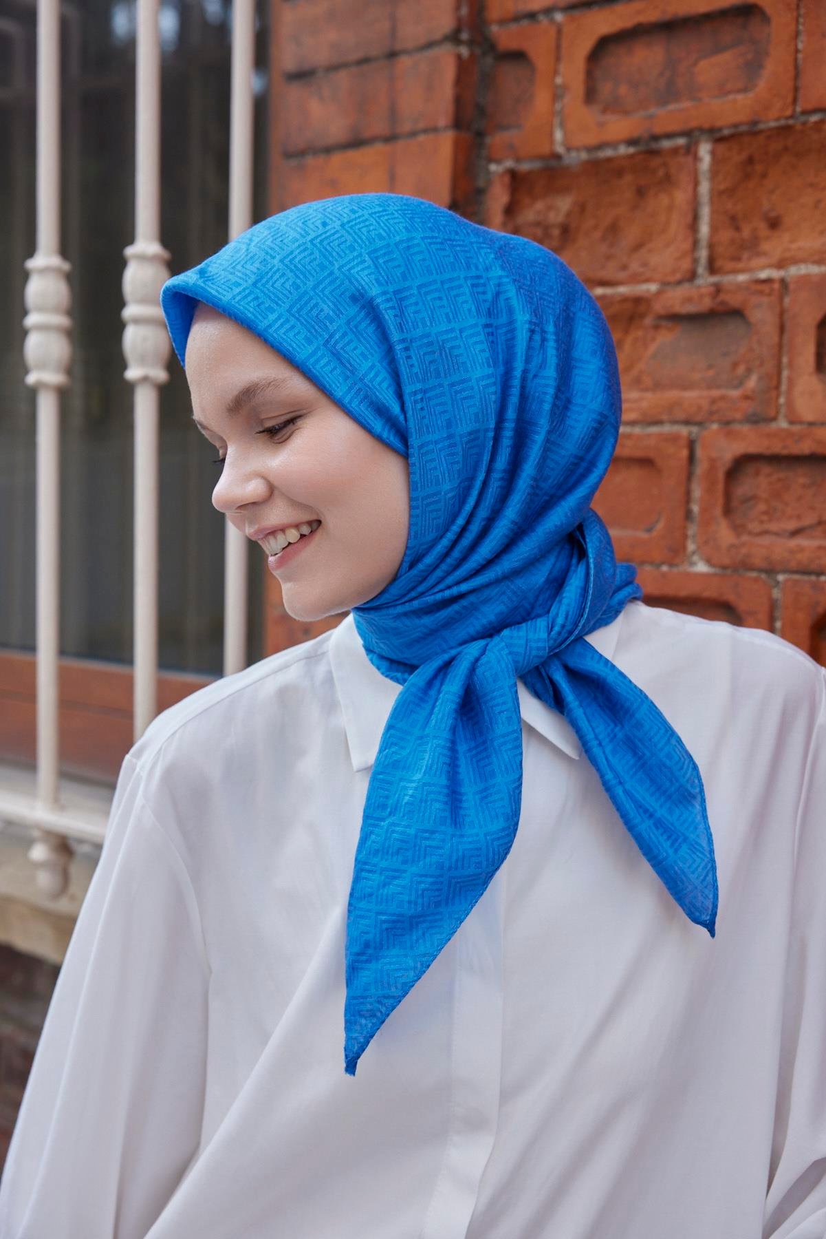 Şalland Viskon Jakar Frame Desen Eşarp İndigoŞLLNDVISKONJAKARFRAMEESARPŞalland