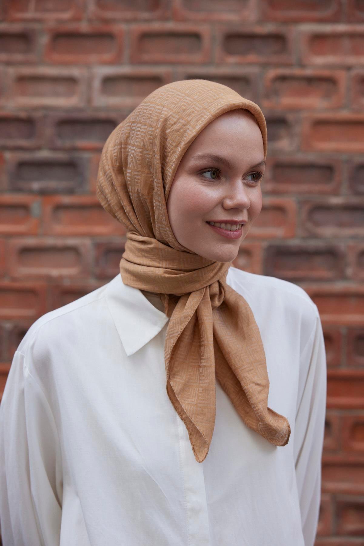 Şalland Viskon Jakar Frame Desen Eşarp CamelŞLLNDVISKONJAKARFRAMEESARPŞalland