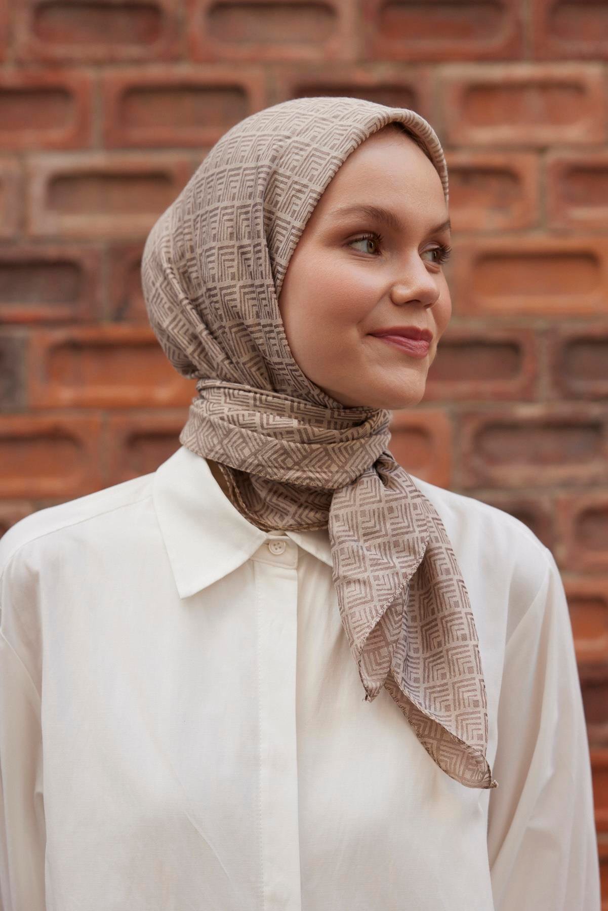 Şalland Viskon Jakar Frame Desen Eşarp VizonŞLLNDVISKONJAKARFRAMEESARPŞalland