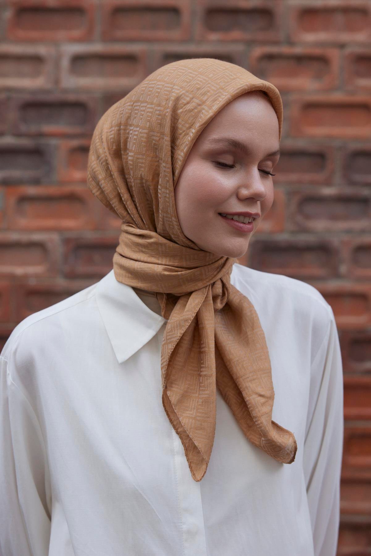 Şalland Viskon Jakar Frame Desen Eşarp CamelŞLLNDVISKONJAKARFRAMEESARPŞalland