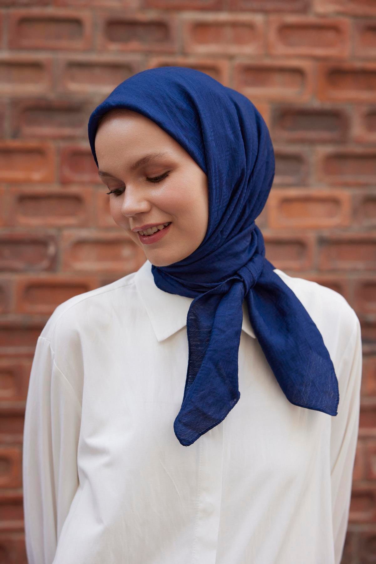 Şalland Viskon Jakar Frame Desen Eşarp LacivertŞLLNDVISKONJAKARFRAMEESARPŞalland