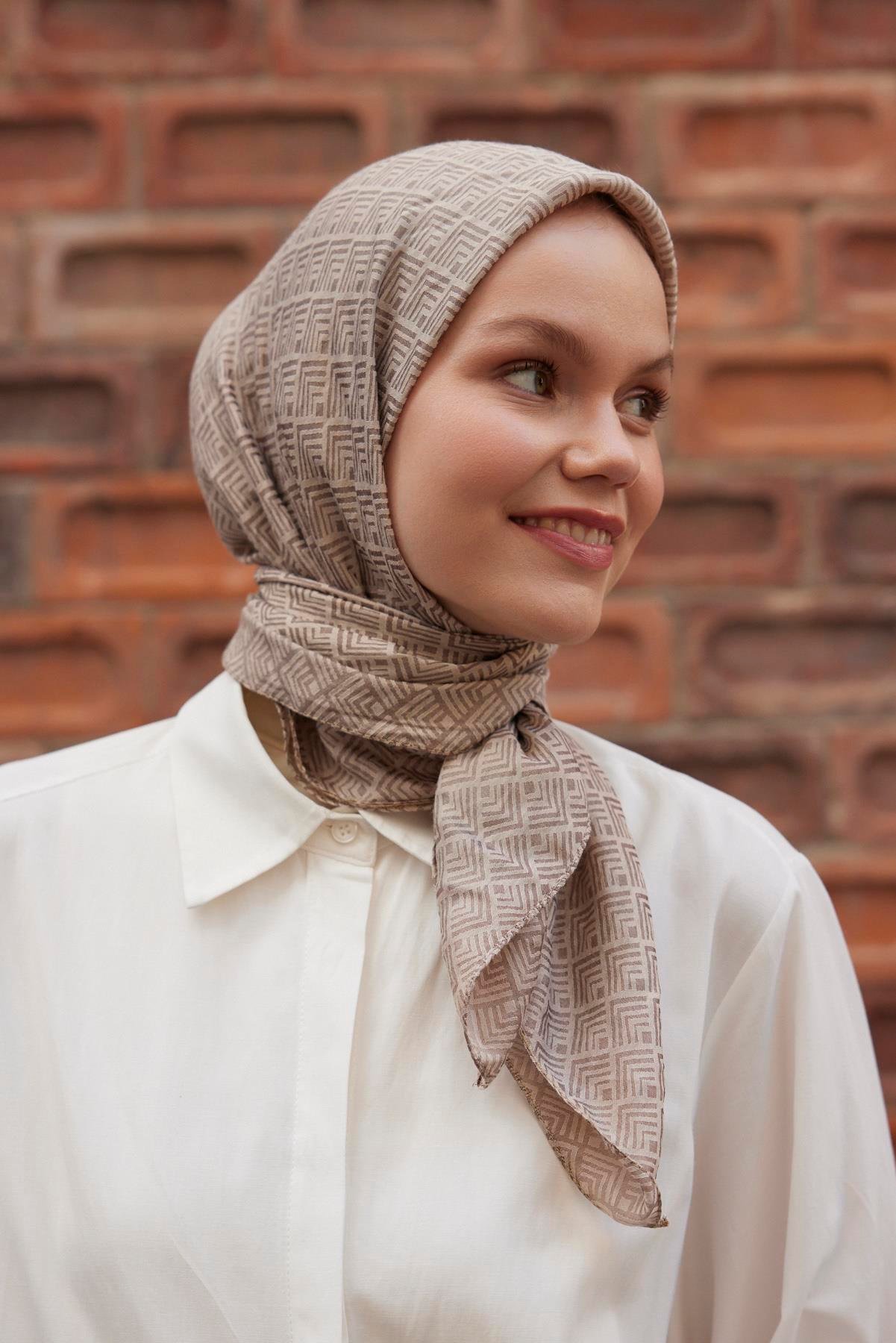 Şalland Viskon Jakar Frame Desen Eşarp VizonŞLLNDVISKONJAKARFRAMEESARPŞalland