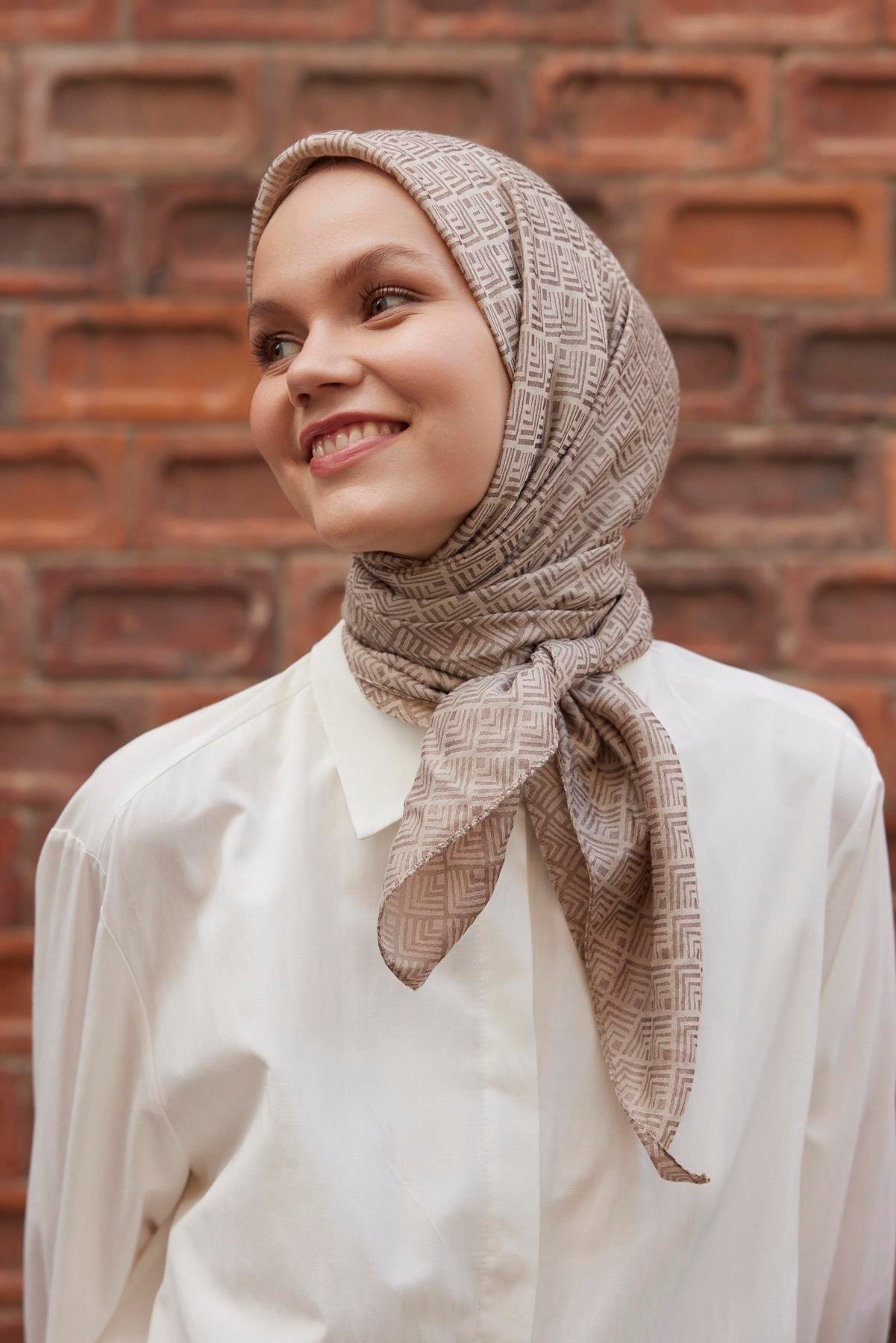 Şalland Viskon Jakar Frame Desen Eşarp VizonŞLLNDVISKONJAKARFRAMEESARPŞalland