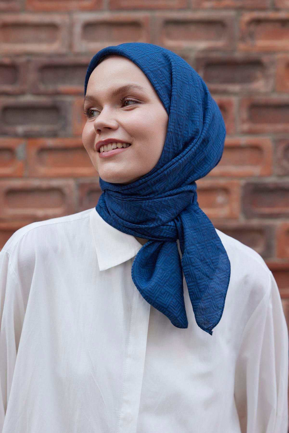 Şalland Viskon Jakar Frame Desen Eşarp Gece MaviŞLLNDVISKONJAKARFRAMEESARPŞalland