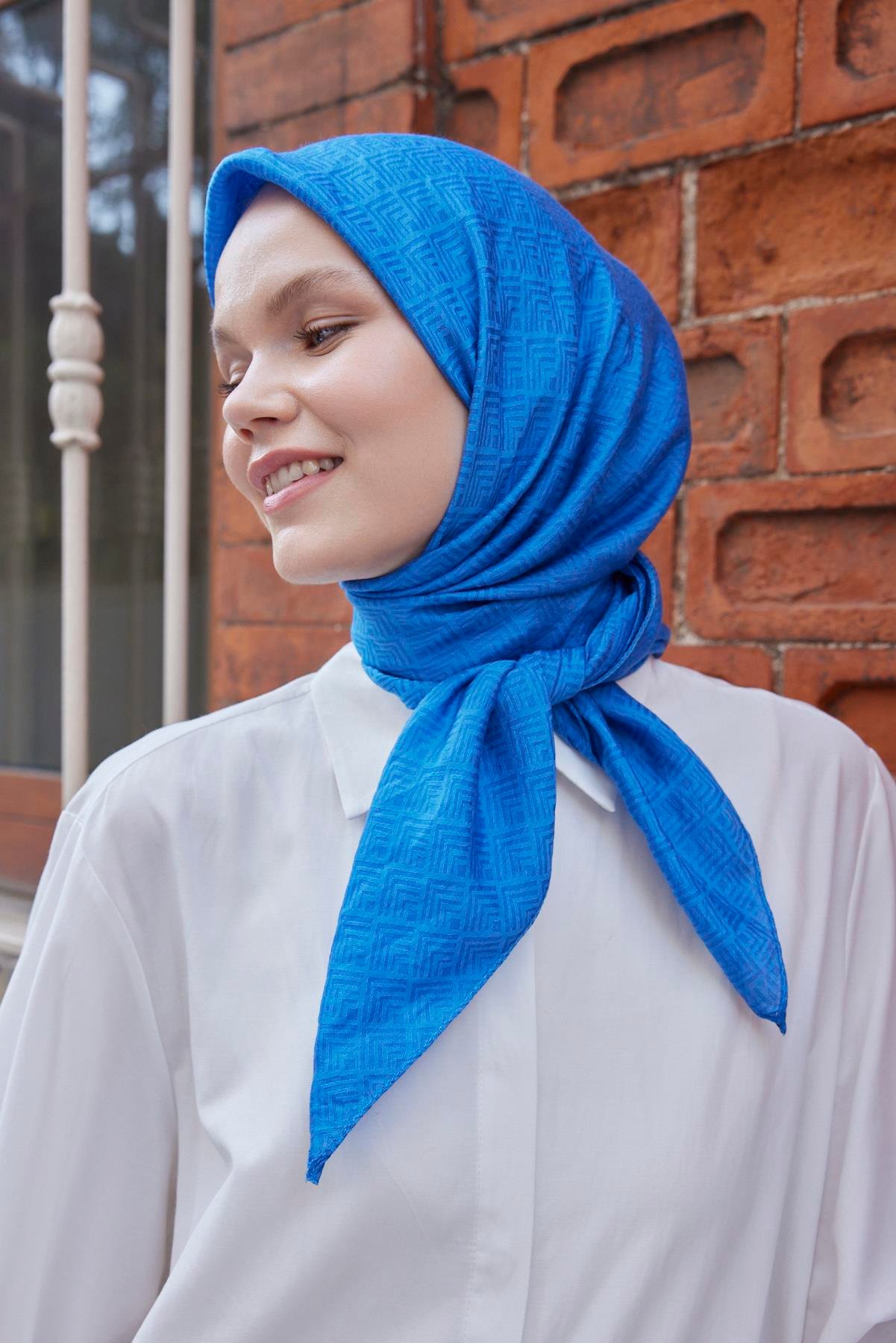 Şalland Viskon Jakar Frame Desen Eşarp İndigoŞLLNDVISKONJAKARFRAMEESARPŞalland