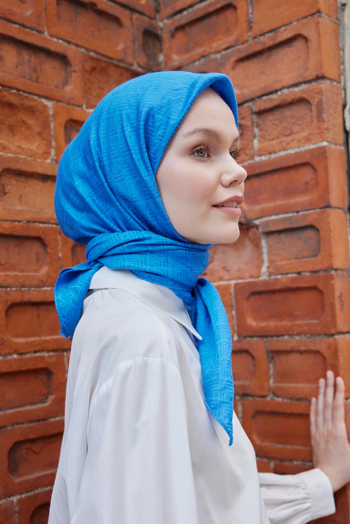 Şalland Viskon Jakar Frame Desen Eşarp İndigoŞLLNDVISKONJAKARFRAMEESARPŞalland