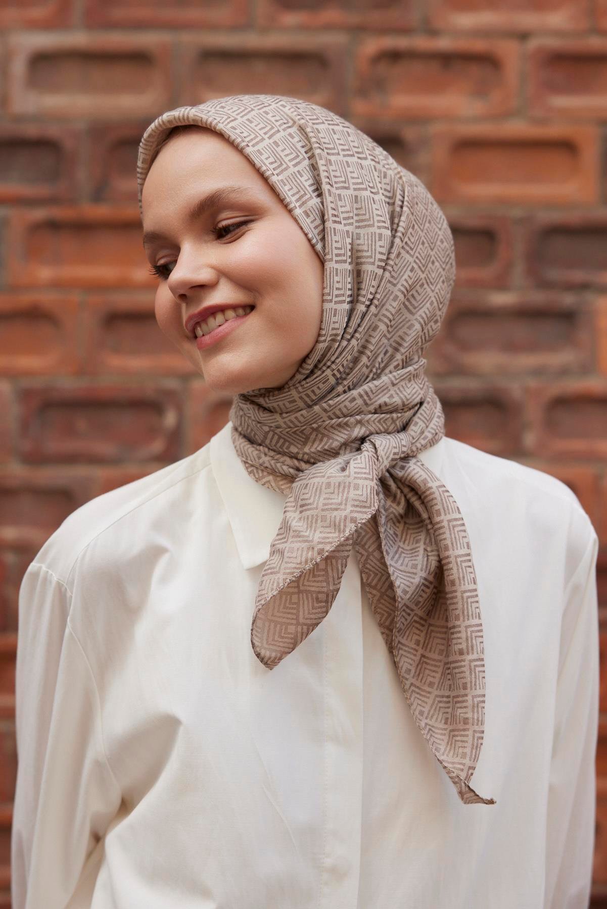 Şalland Viskon Jakar Frame Desen Eşarp VizonŞLLNDVISKONJAKARFRAMEESARPŞalland