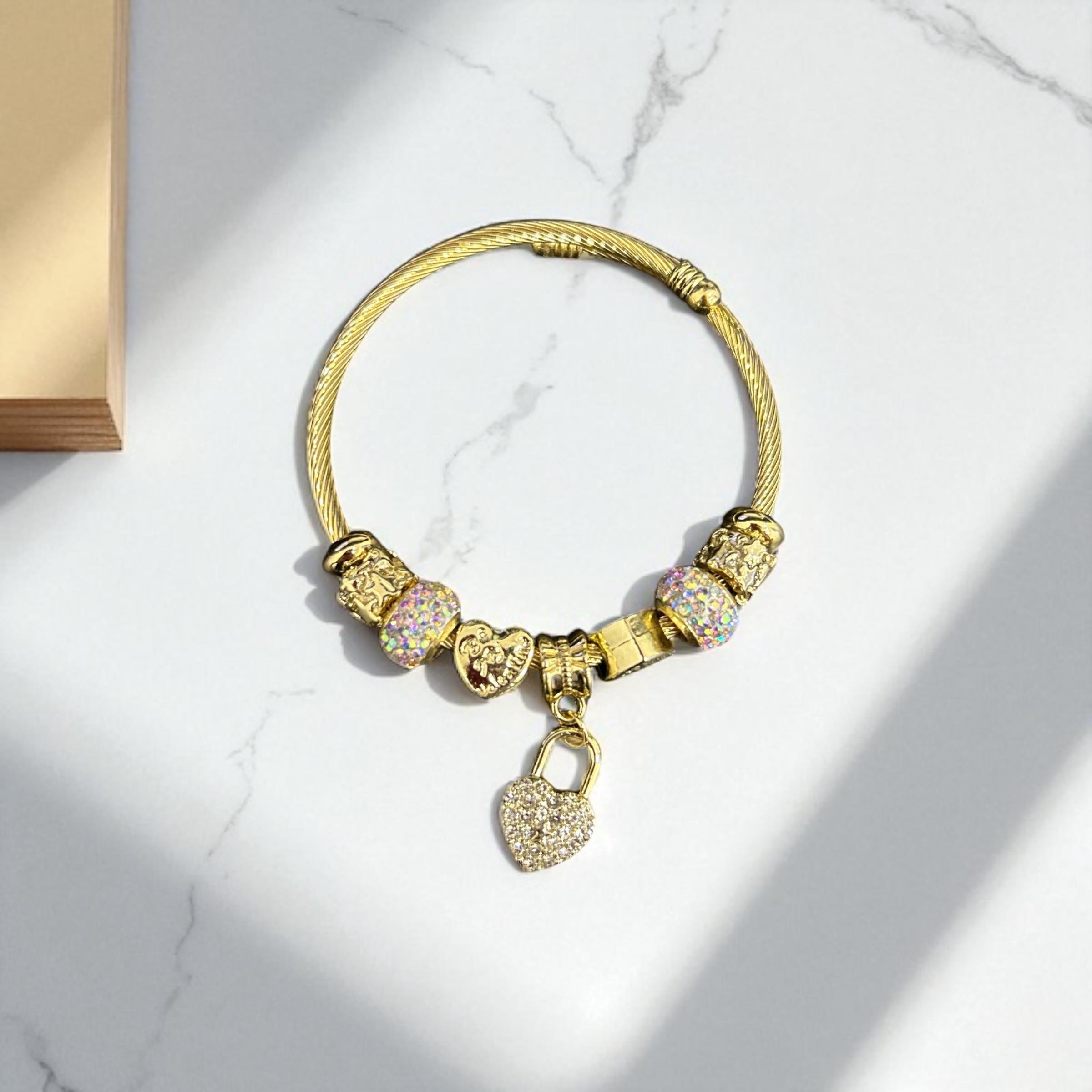 Altın Kalp Kilit Charm Bileklik – Ayarlanabilir Bilezik, Parıltılı Boncuklar ve Romantik Süsler | Sevgiliye Hediye