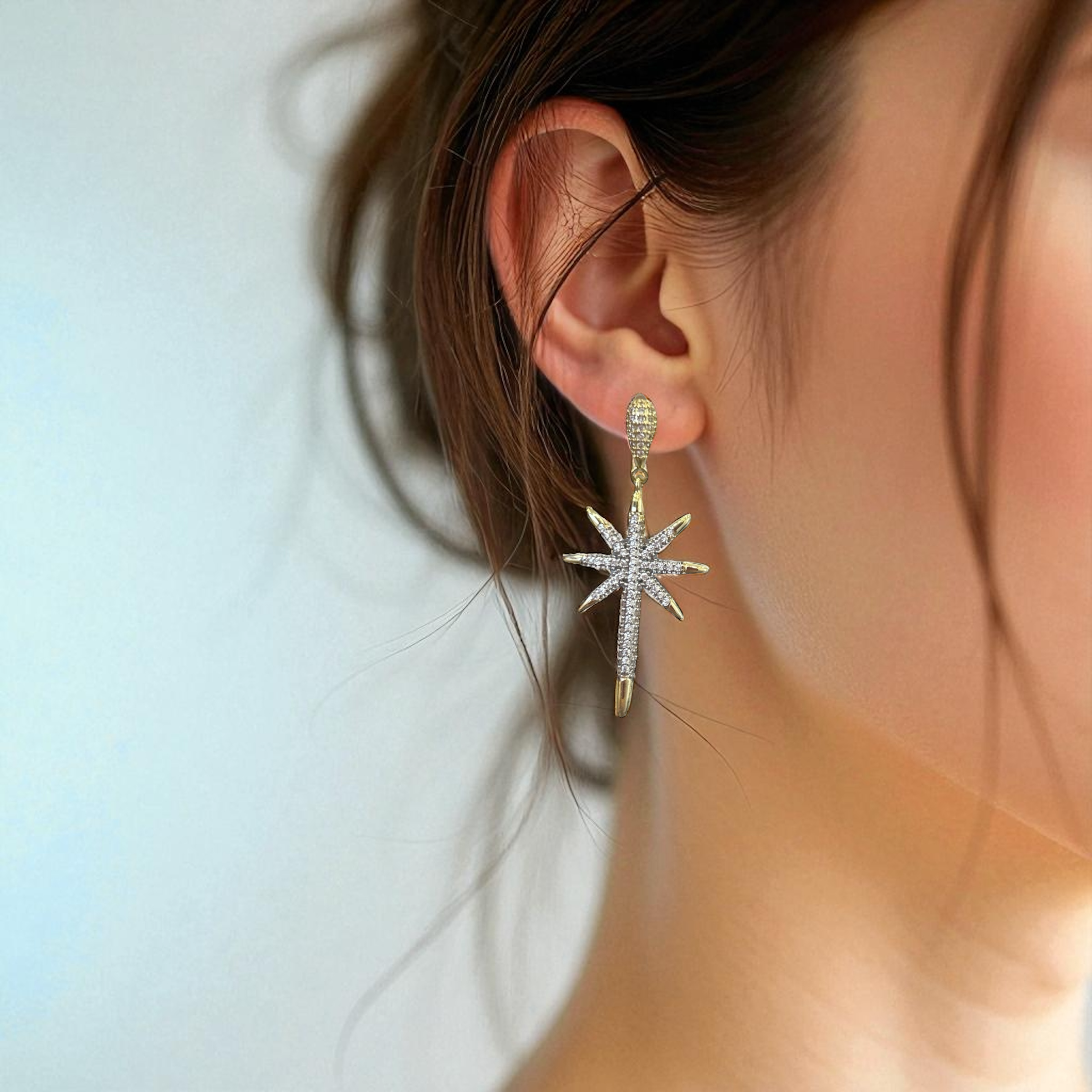 BRZ Collection Altın Yıldız Işığı Sallantılı Küpe – Zirkon Taşlı, Parlak Statement Tasarım | Gökyüzü Temalı Kadın Takı