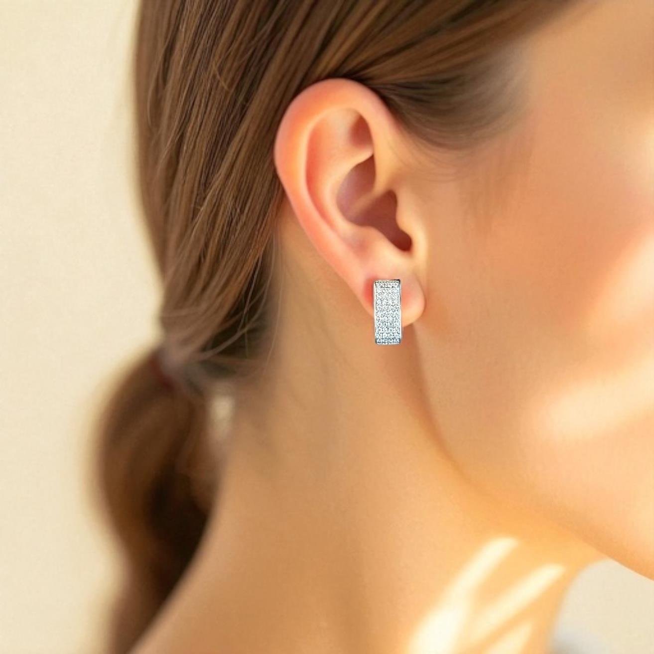 BRZ Collection Gümüş Pave Huggie Halka Küpe – Zirkon Taşlı, Parlak Statement Tasarım | Minimalist Kadın Takı