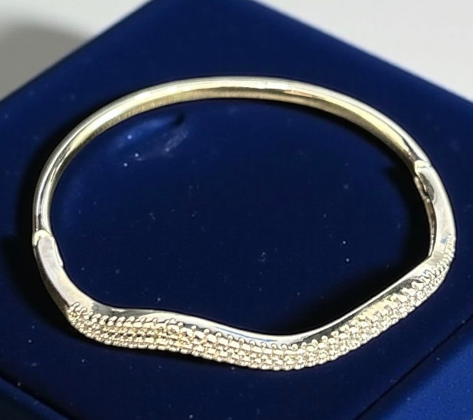 BRZ Collection Gümüş Renk Dalga Tasarımlı Taşlı Paslanmaz Çelik Bilezik