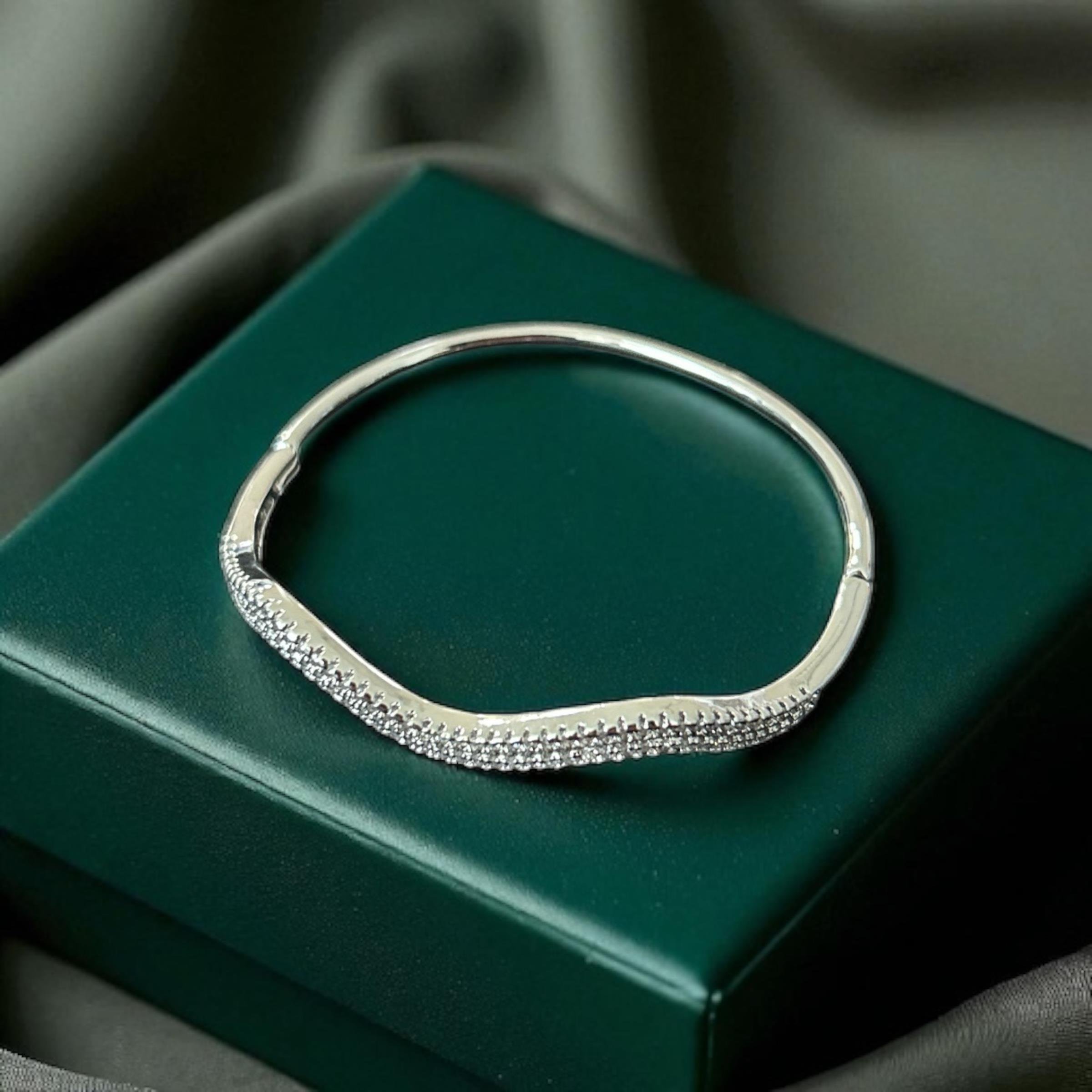 BRZ Collection Gümüş Renk Dalga Tasarımlı Taşlı Paslanmaz Çelik Bilezik