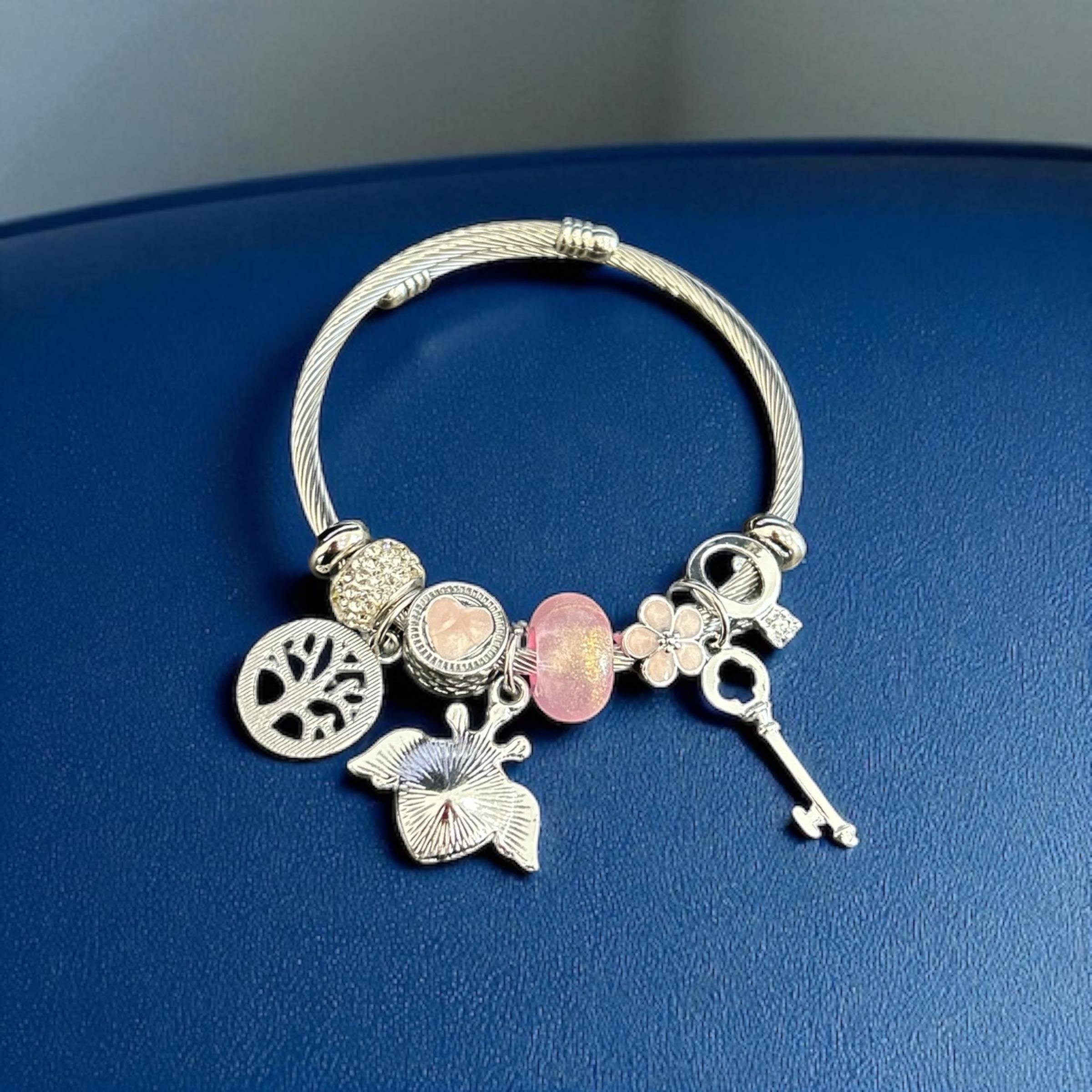 BRZ Collection Hayat Ağacı Charm Bileklik – Gümüş Ayarlanabilir Bilezik, Kalp, Anahtar, Çiçek & Pembe Cam Boncuk Detaylı 