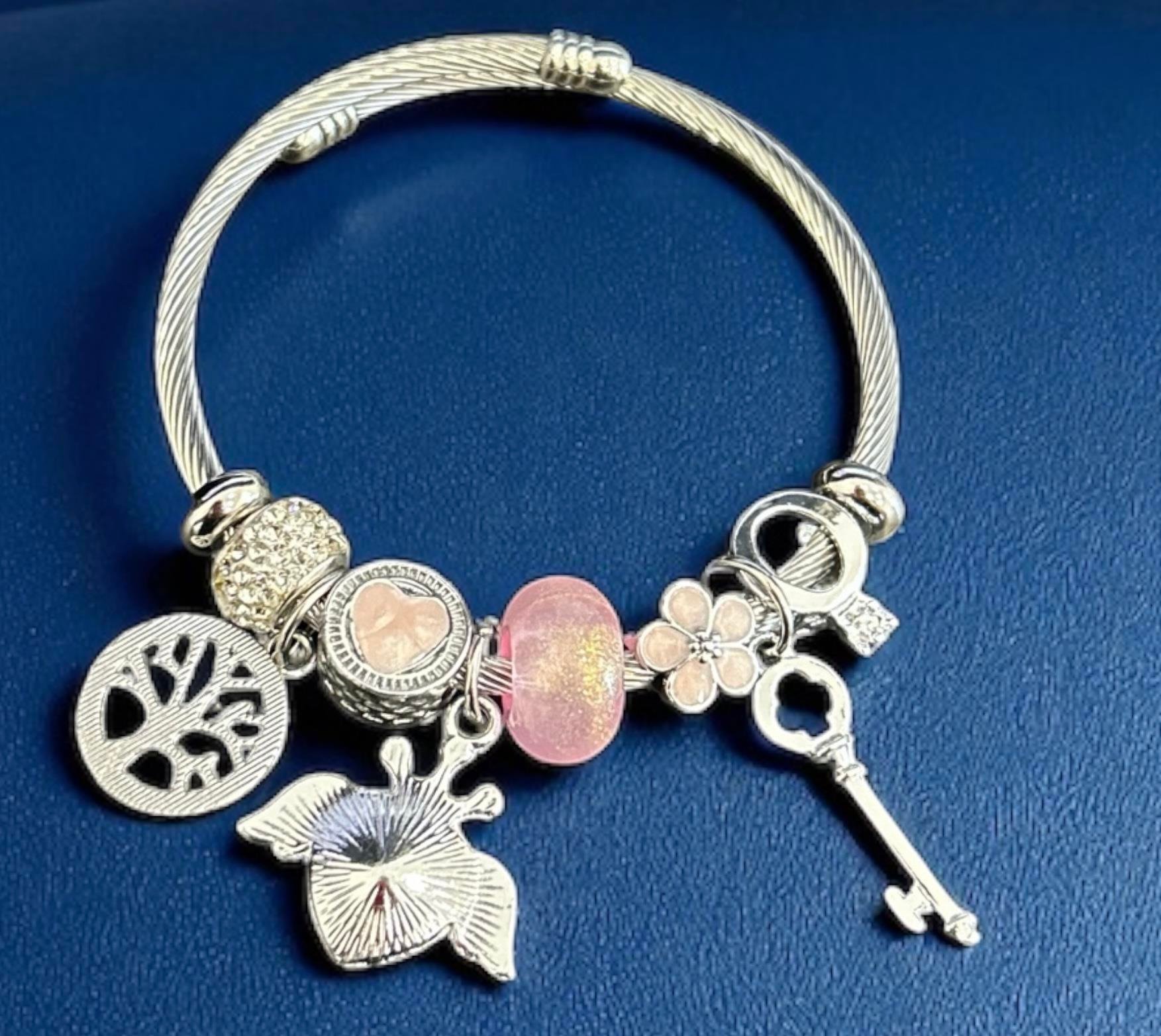 BRZ Collection Hayat Ağacı Charm Bileklik – Gümüş Ayarlanabilir Bilezik, Kalp, Anahtar, Çiçek & Pembe Cam Boncuk Detaylı 