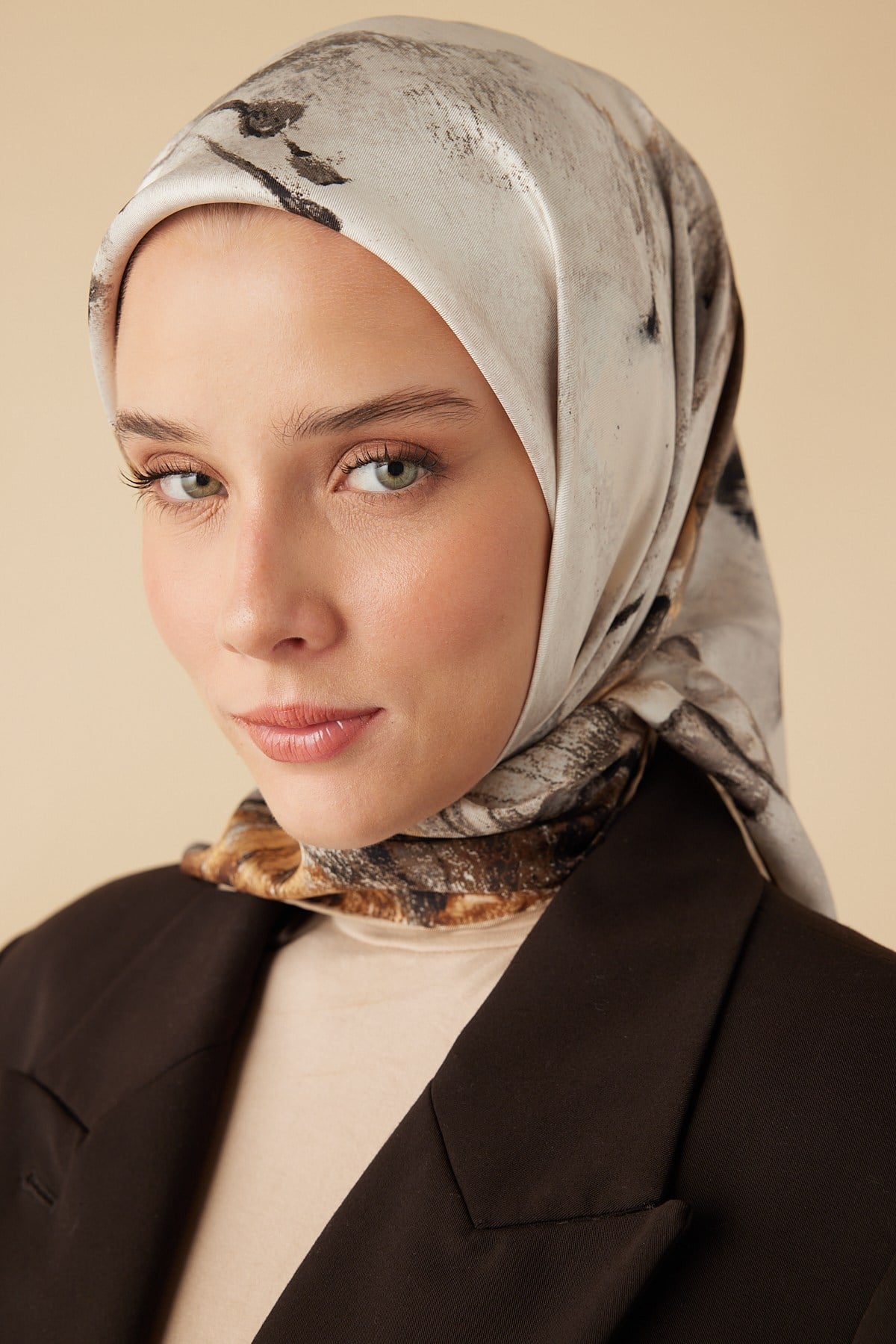 GELİNCİK TİVİL İPEK EŞARP 90*90 CM - BEJ