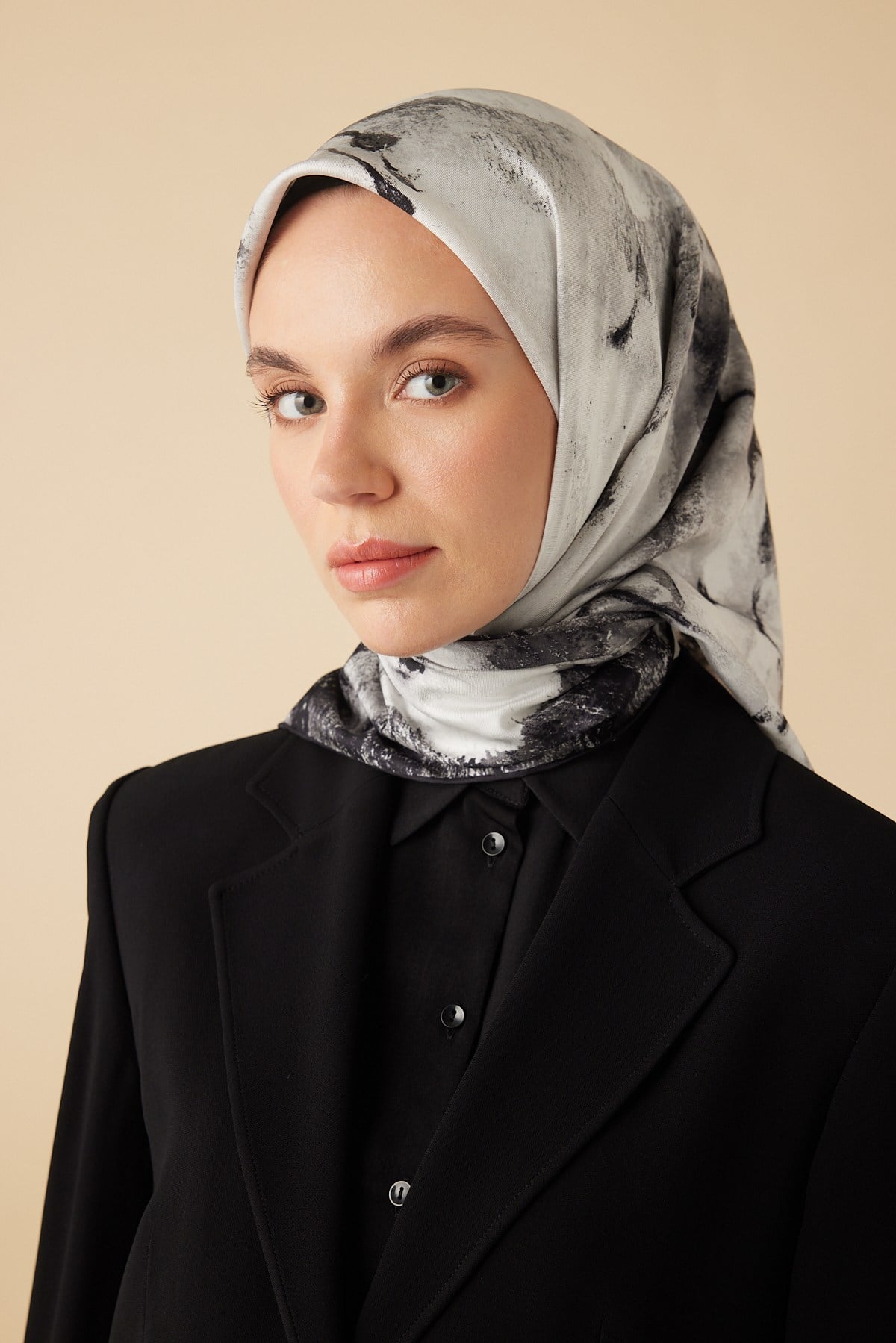 GELİNCİK TİVİL İPEK EŞARP 90*90 CM - SİYAH
