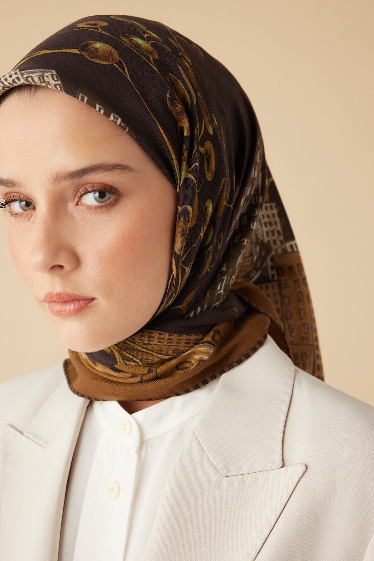 HAYAT YÜN ÜÇGEN ŞAL 140*140/2 CM - KAHVERENGİ