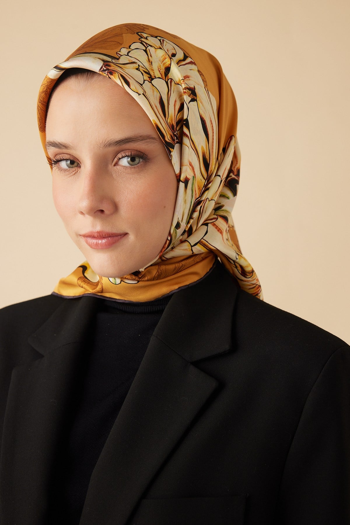 NEŞVE TİVİL İPEK EŞARP 90*90 CM - HARDAL