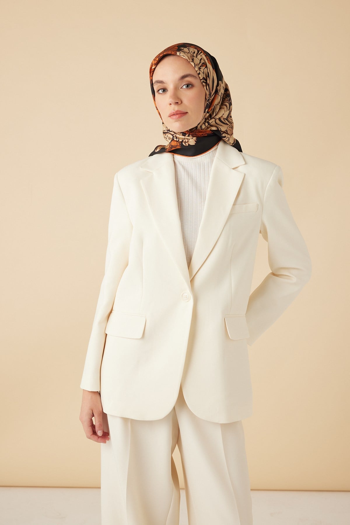 NEŞVE TİVİL İPEK EŞARP 90*90 CM - SİYAH TURUNCU