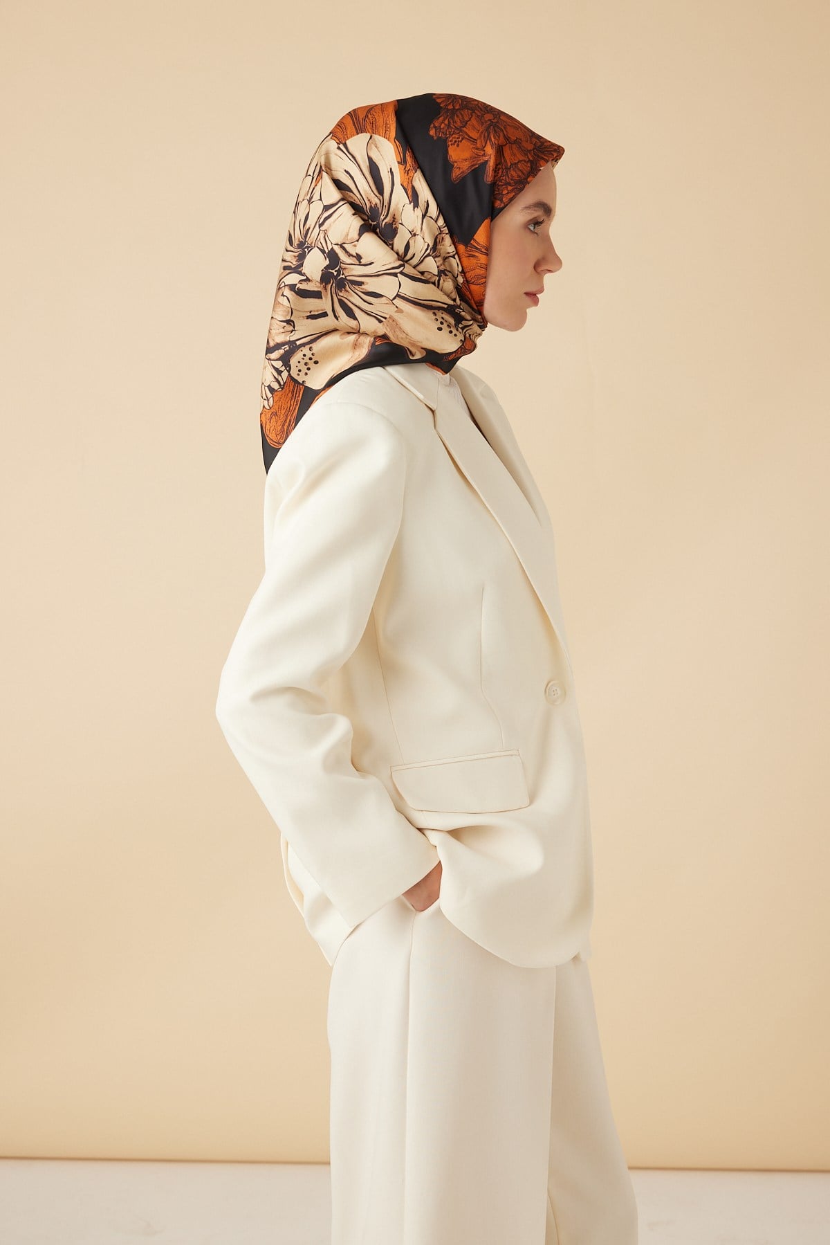 NEŞVE TİVİL İPEK EŞARP 90*90 CM - SİYAH TURUNCU