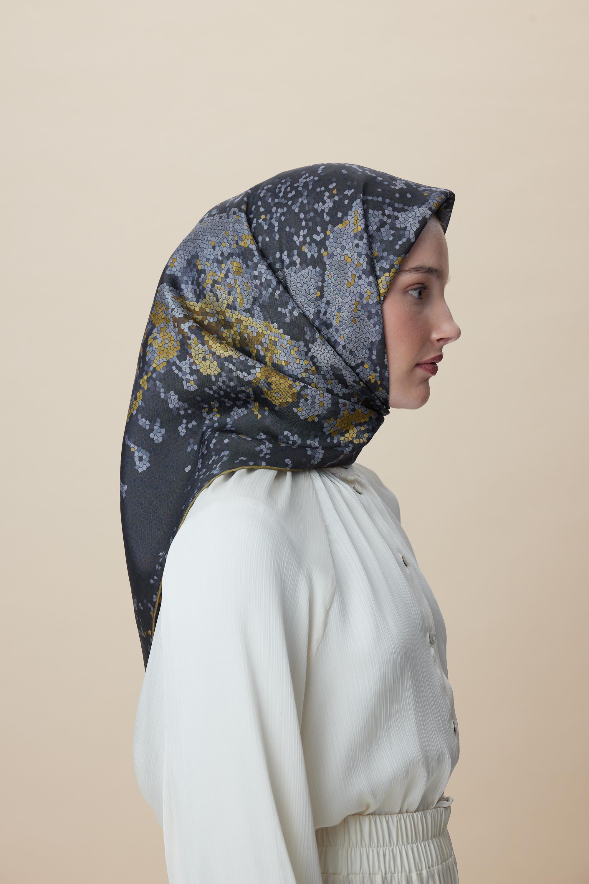 SU MASALI ÇİFT TARAFLI TİVİL İPEK EŞARP 90*90 CM - SİYAH TAŞ