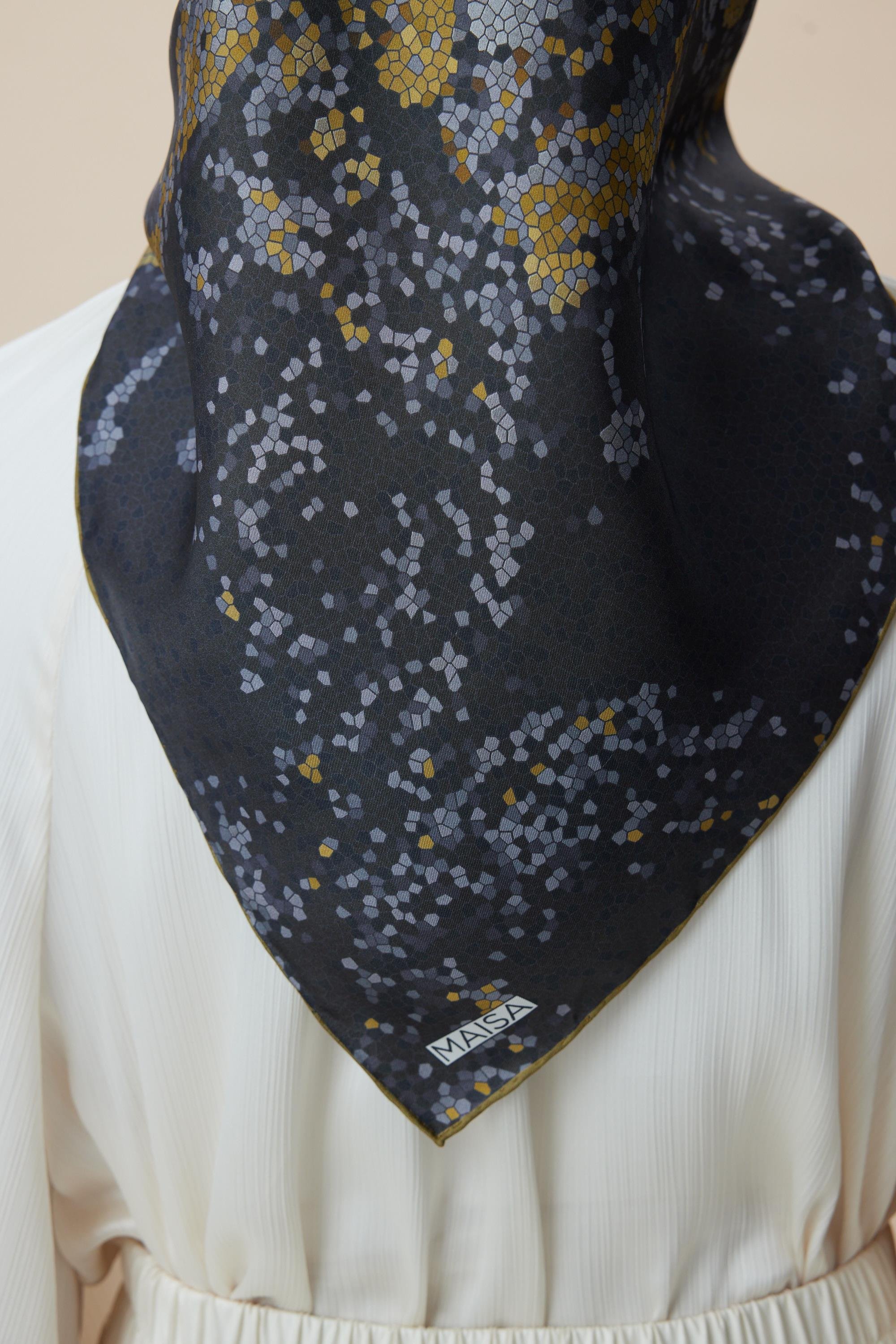 SU MASALI ÇİFT TARAFLI TİVİL İPEK EŞARP 90*90 CM - SİYAH TAŞ