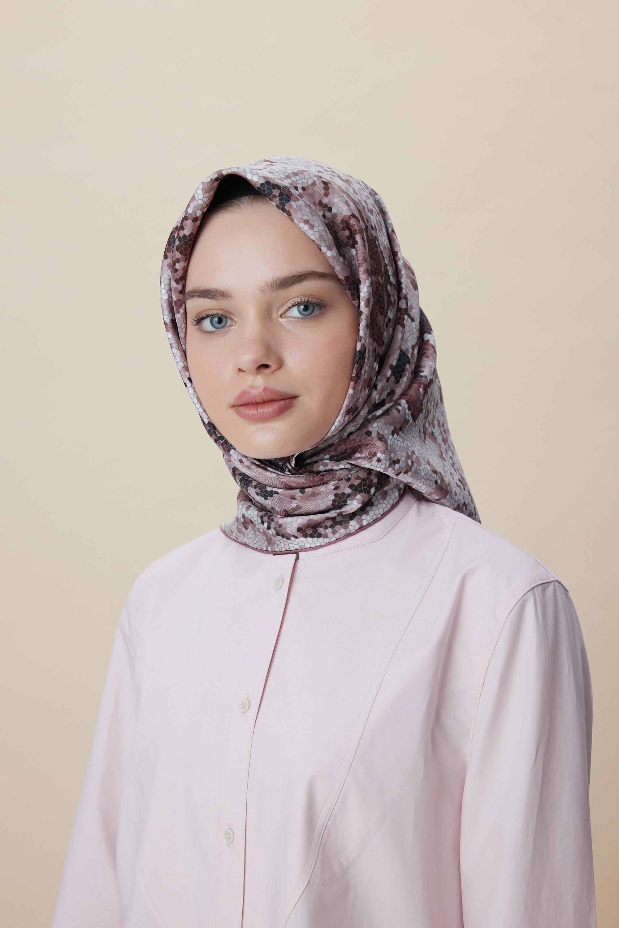 SU MASALI ÇİFT TARAFLI TİVİL İPEK EŞARP 90*90 CM - PUDRA PEMBE