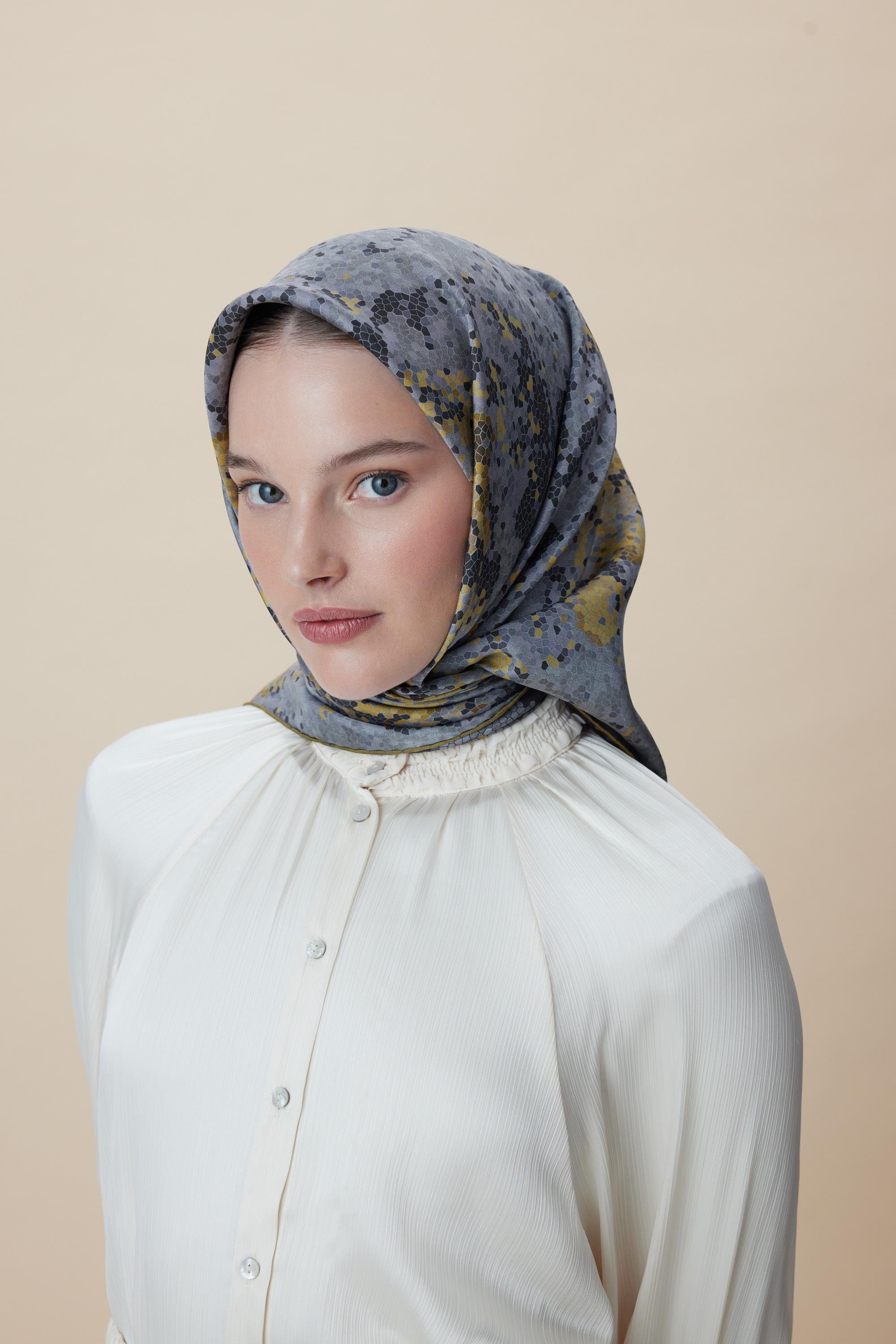SU MASALI ÇİFT TARAFLI TİVİL İPEK EŞARP 90*90 CM - SİYAH TAŞ