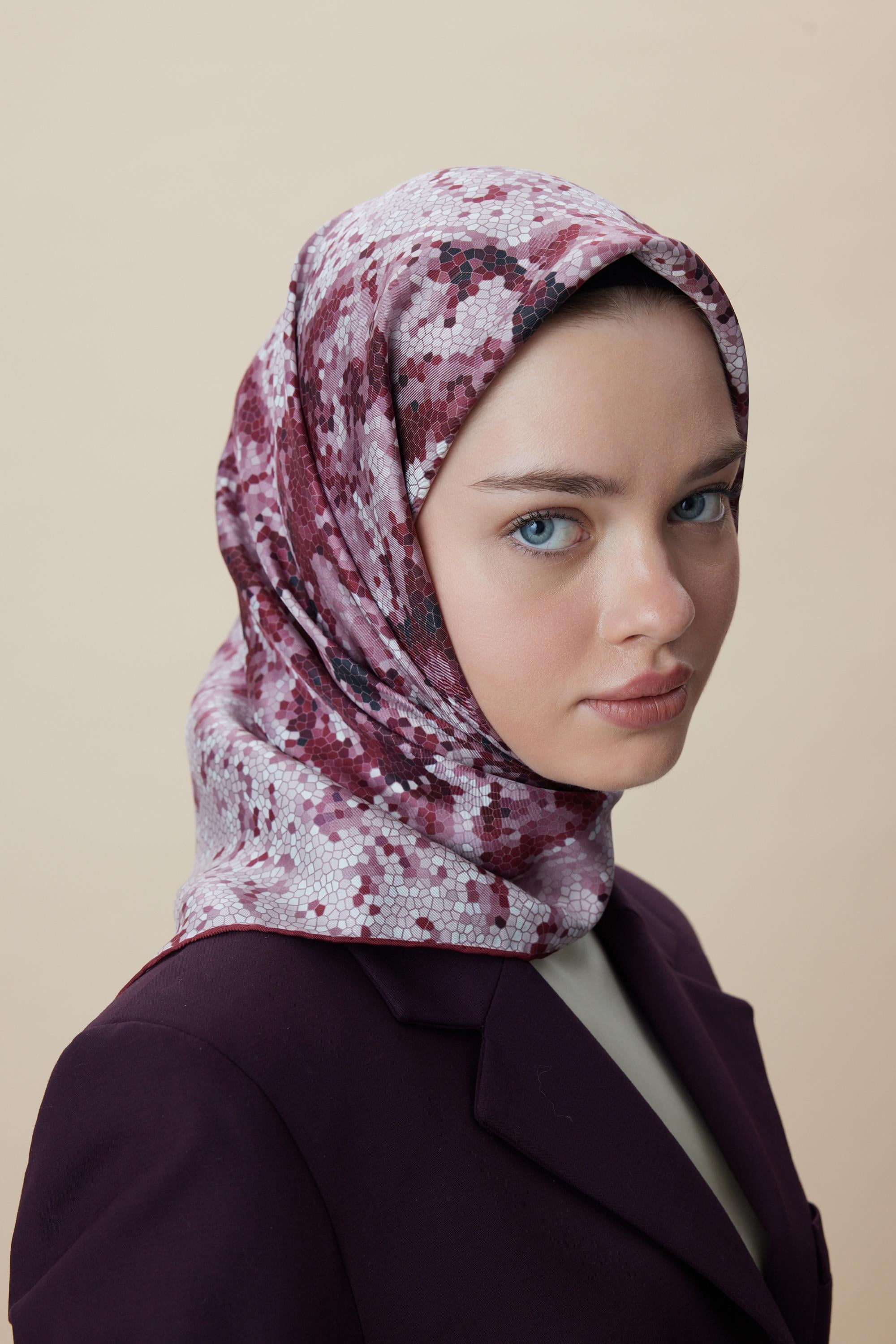 SU MASALI ÇİFT TARAFLI TİVİL İPEK EŞARP 90*90 CM - GÜL KURUSU