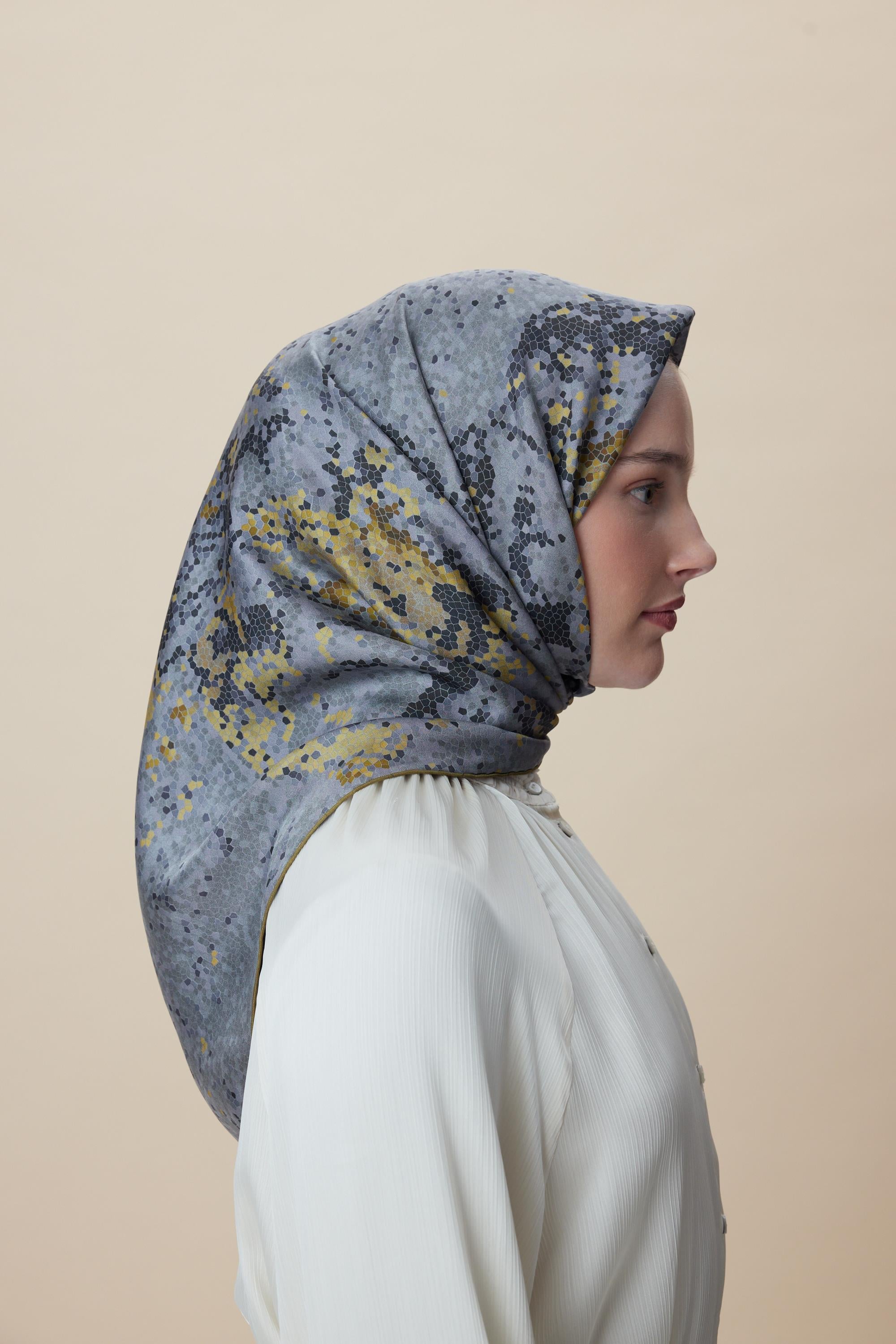 SU MASALI ÇİFT TARAFLI TİVİL İPEK EŞARP 90*90 CM - SİYAH TAŞ